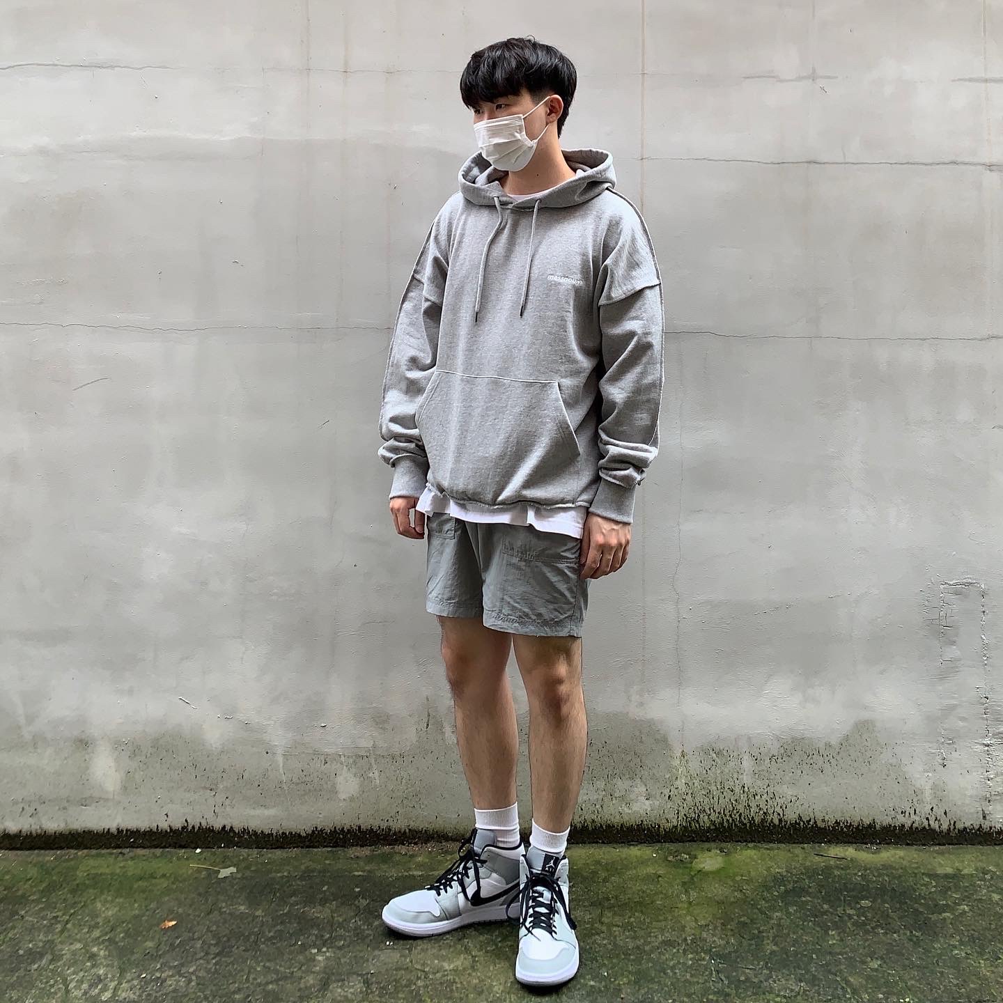 Jordan 1 Mid Light Smoke Grey 착용 스타일 - 1