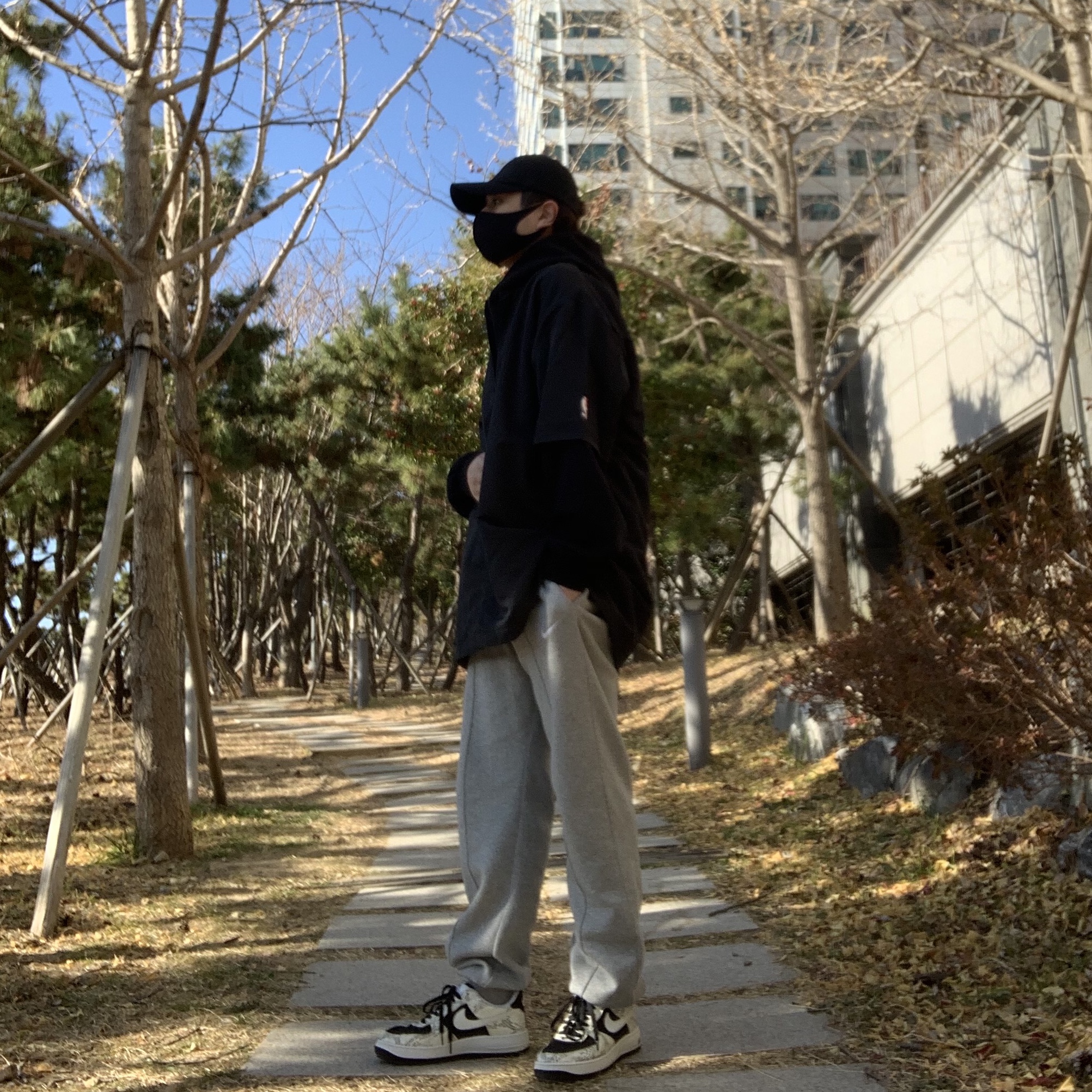 Nike x Fear of God Warm Up Top Off Noir, Nike Air Force 1 Low Snakeskin Cocoa 착용 스타일 - 1