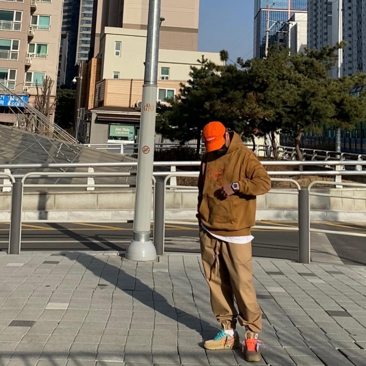 Nike x Off-White Air Max 90 V2 Desert Ore, Palace x Arc'teryx Hood Brown - 20FW 착용 스타일 - 1
