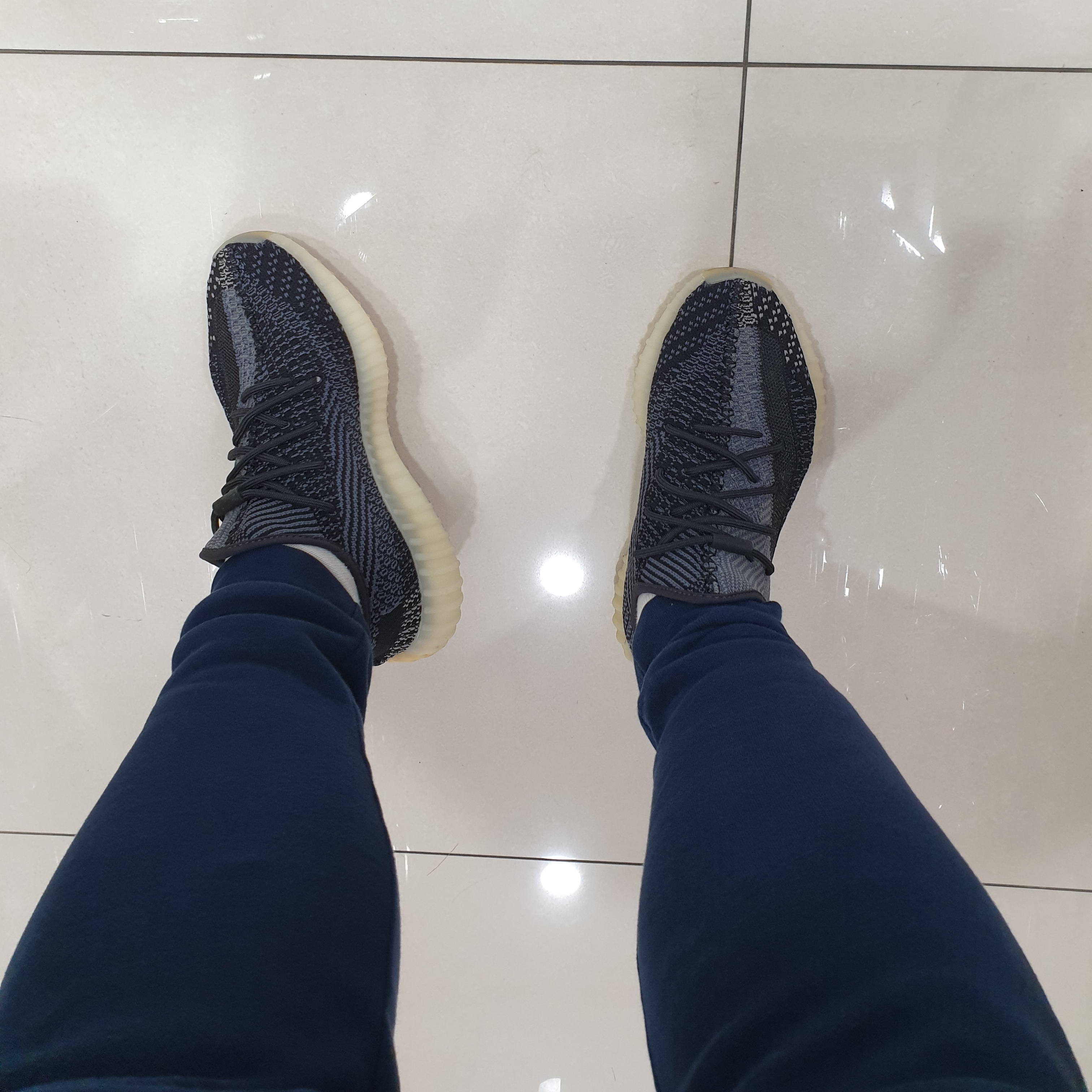 Adidas Yeezy Boost 350 V2 Carbon 착용 스타일