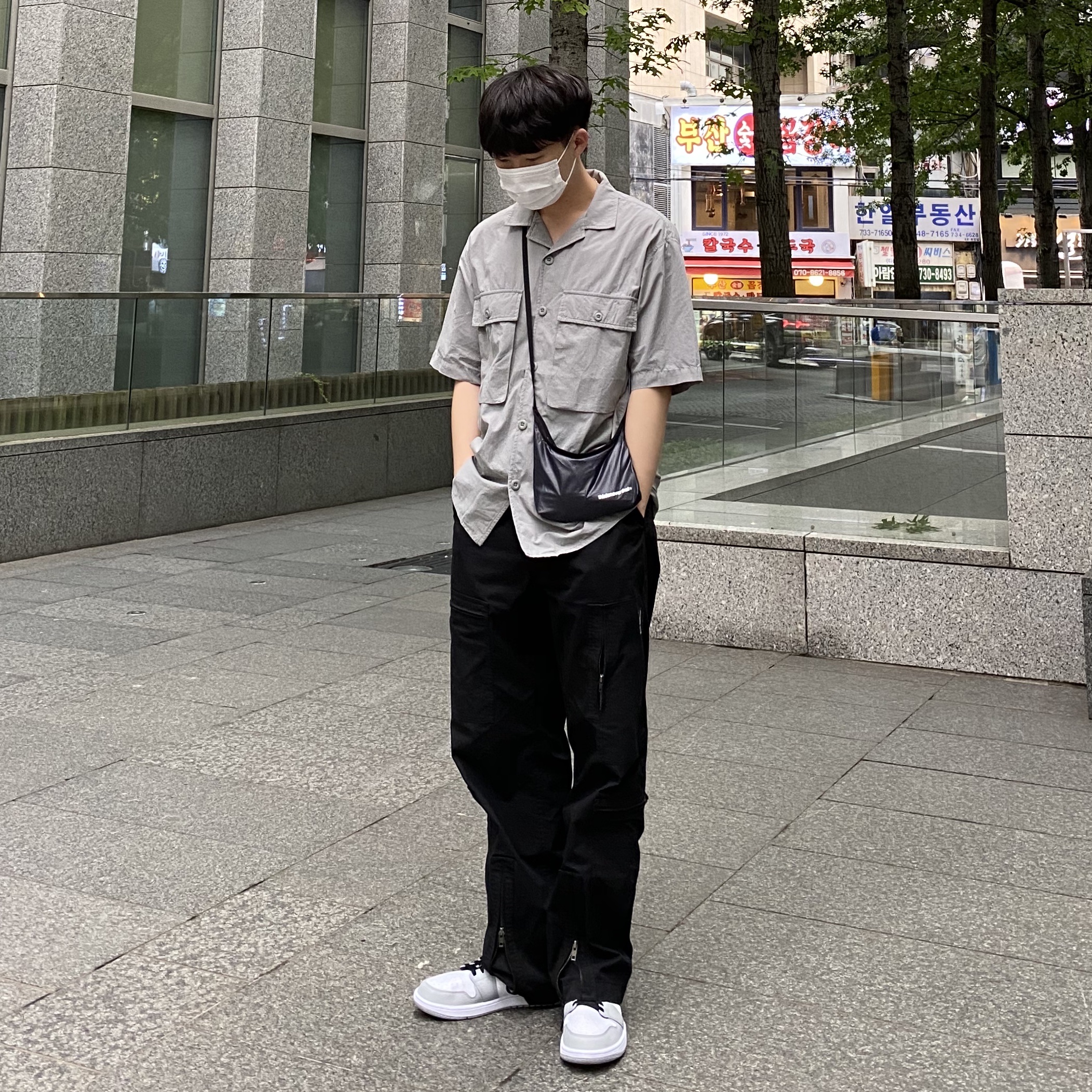 Jordan 1 Mid Light Smoke Grey 착용 스타일 - 2