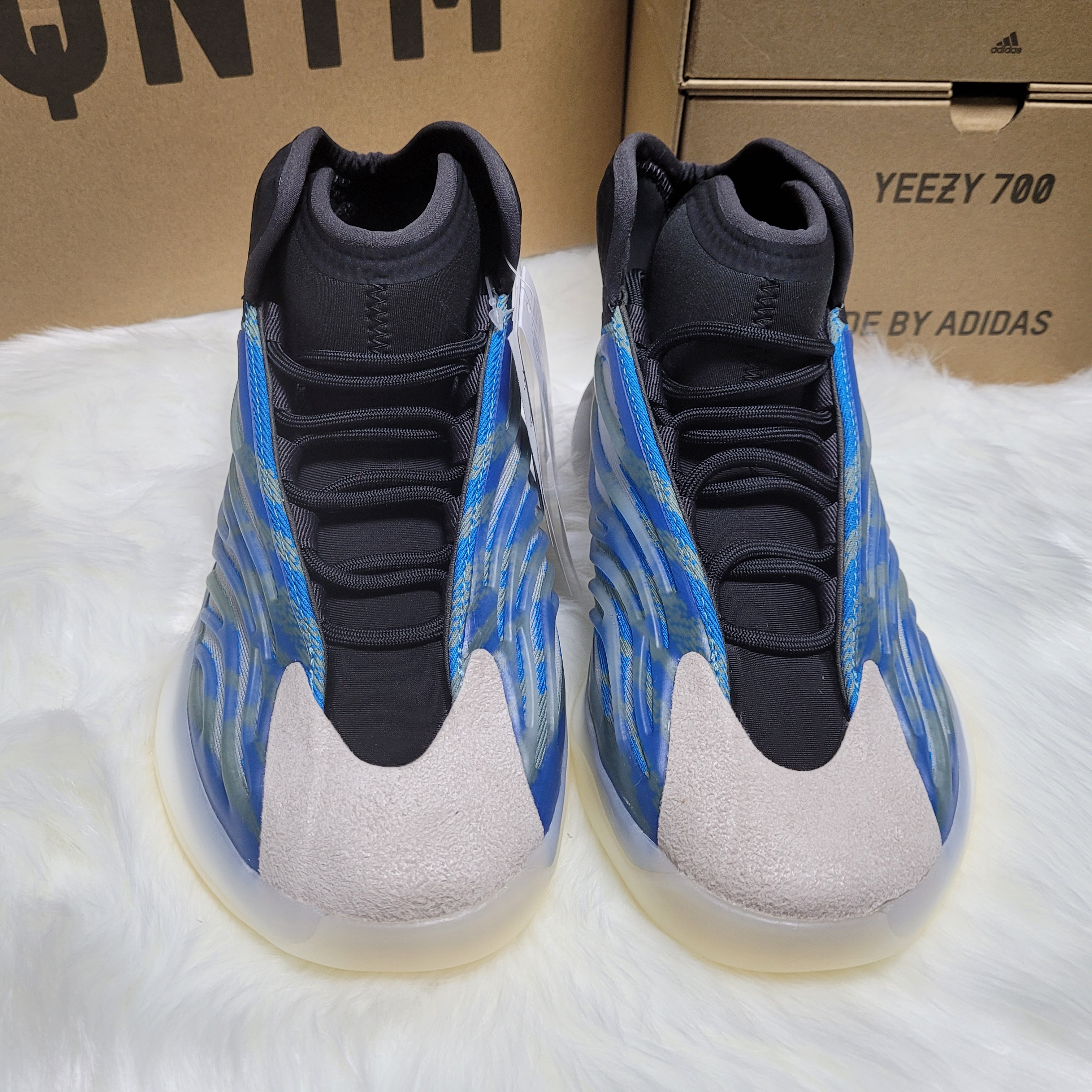 Adidas Yeezy QNTM Frozen Blue 착용 스타일 - 1