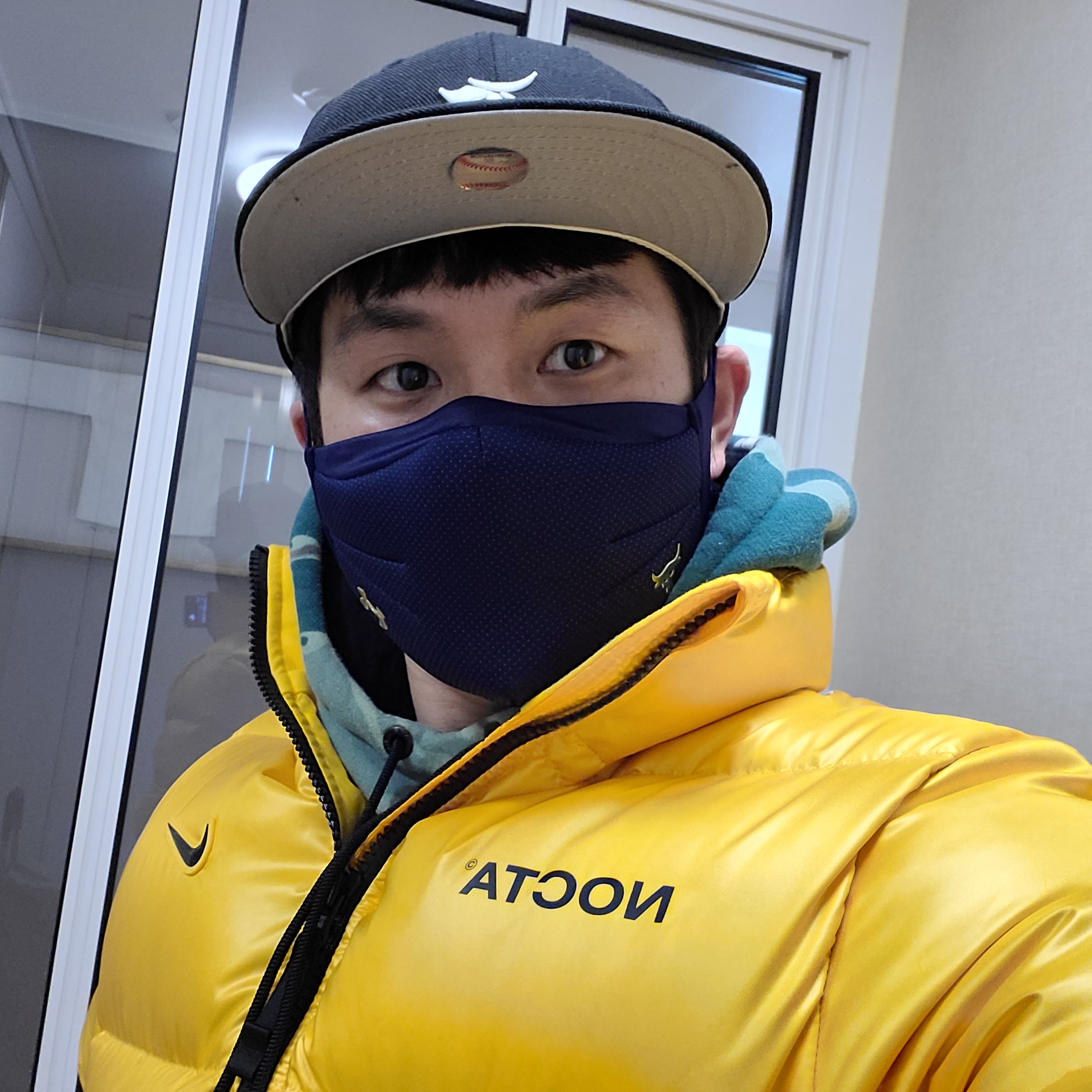 (W) Nike x Off-White Vapor Street Tour Yellow, Nike x Drake Nocta Puffer Jacket University Gold - Asia 착용 스타일 - 2