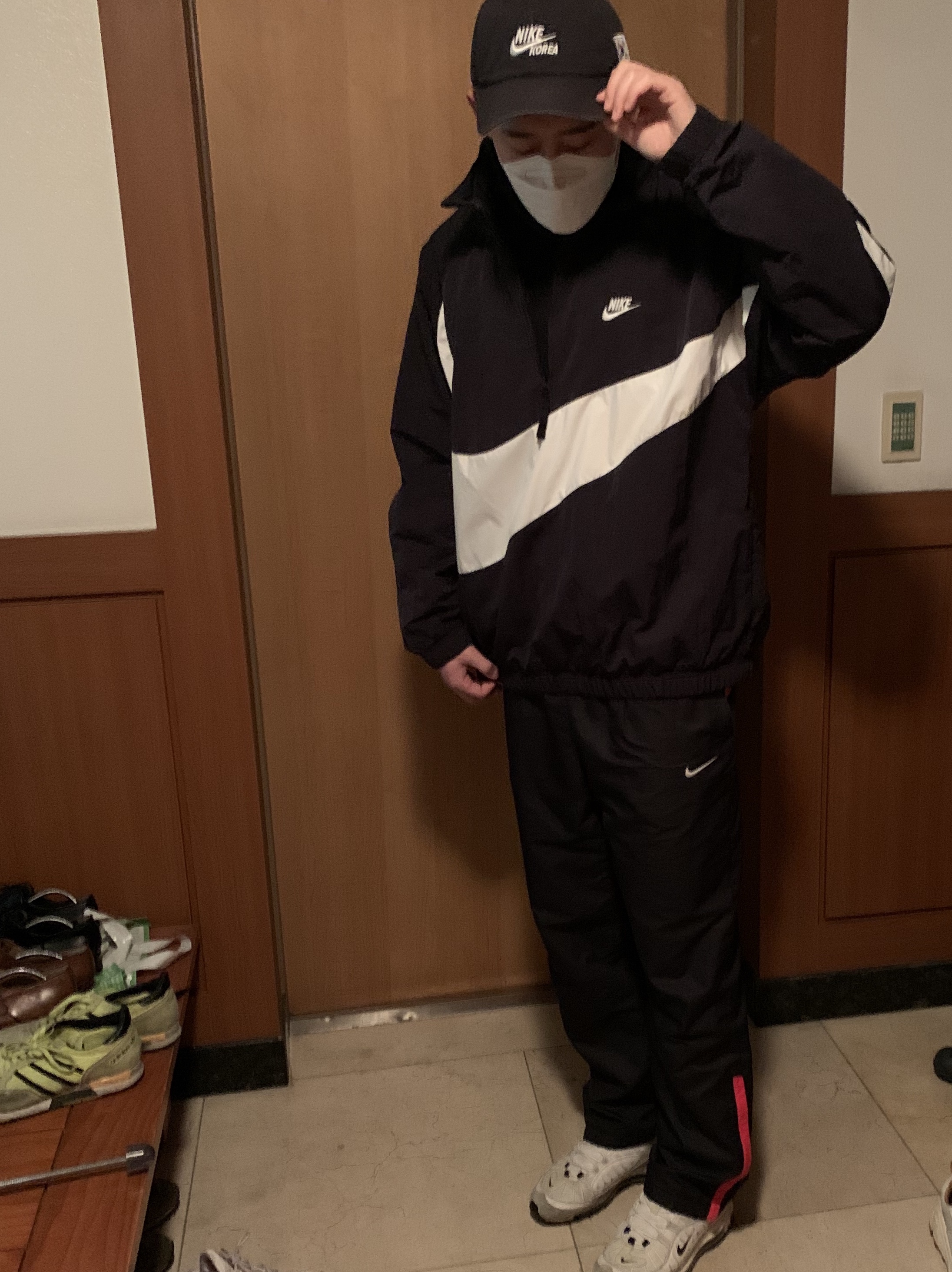 (W) Nike Air Max 98 Fossil, Nike Big Swoosh Full Zip Jacket Black Sail 착용 스타일