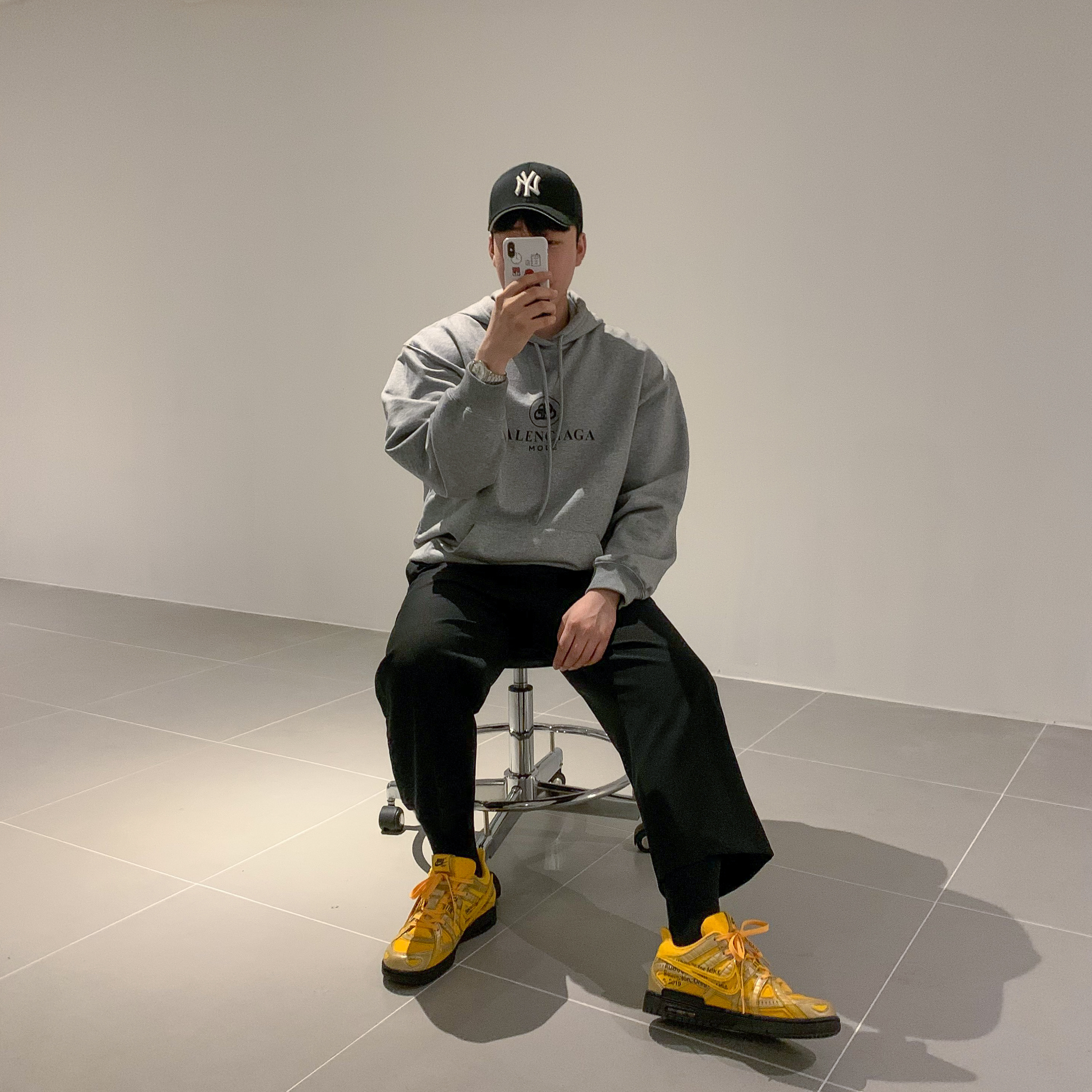 Nike x Off-White Air Rubber Dunk University Gold 착용 스타일