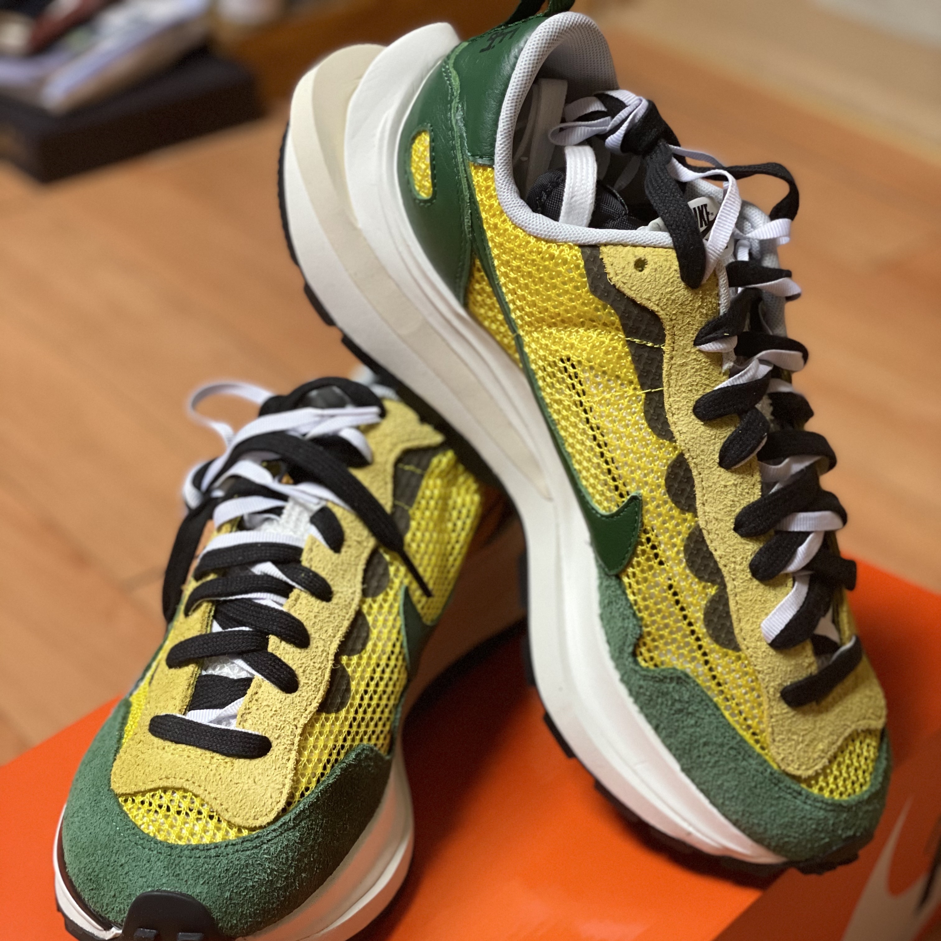 Nike x Sacai VaporWaffle Tour Yellow & Gorge Green Sail 착용 스타일 - 1