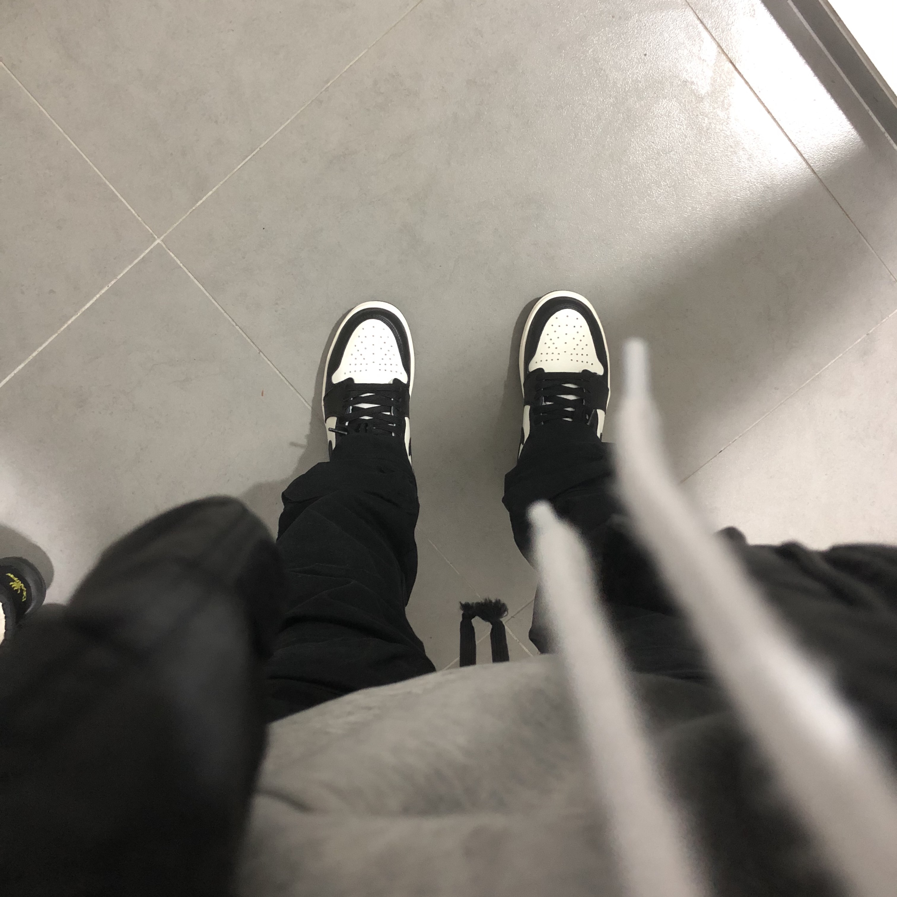 Jordan 1 Retro High OG Black Mocha 착용 스타일 - 2