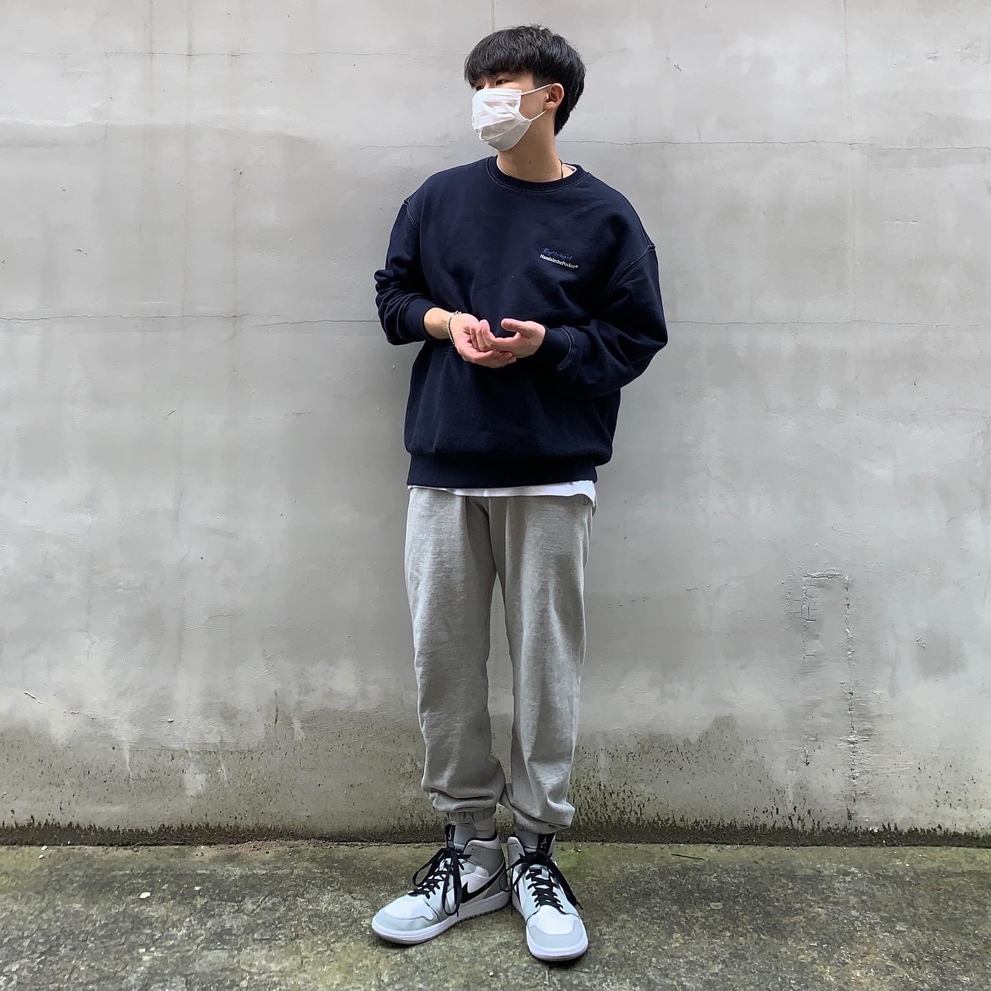 Jordan 1 Mid Light Smoke Grey 착용 스타일 - 2