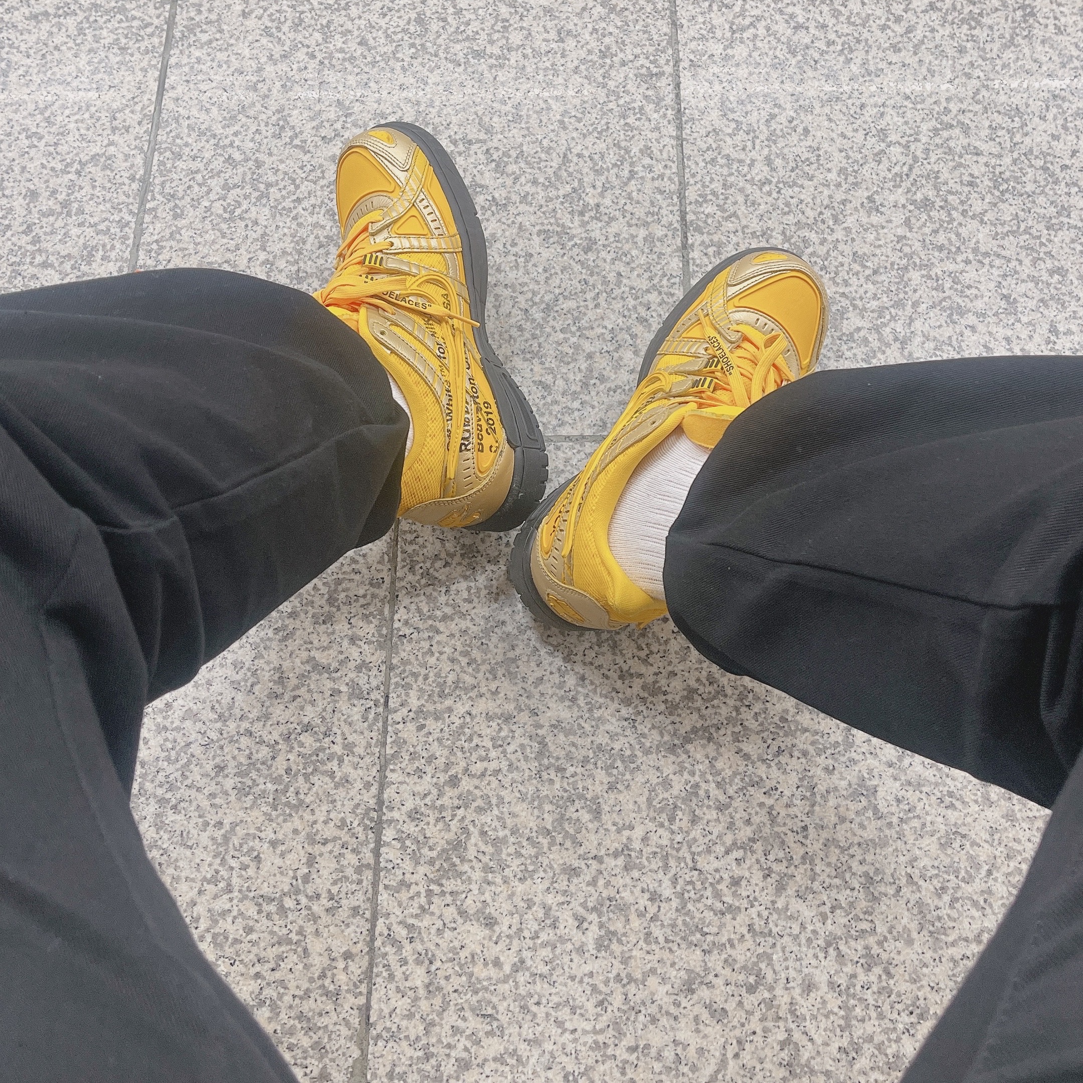 Nike x Off-White Air Rubber Dunk University Gold 착용 스타일
