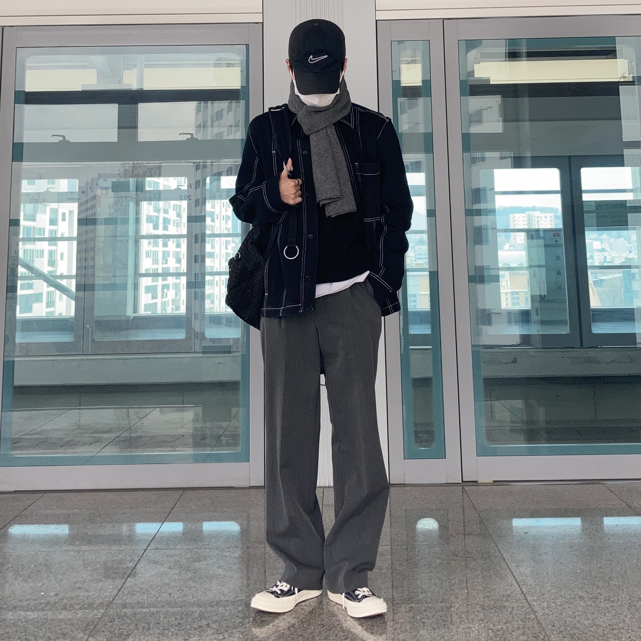 Converse x Play Comme des Garcons Chuck 70 Ox Black 착용 스타일 - 2