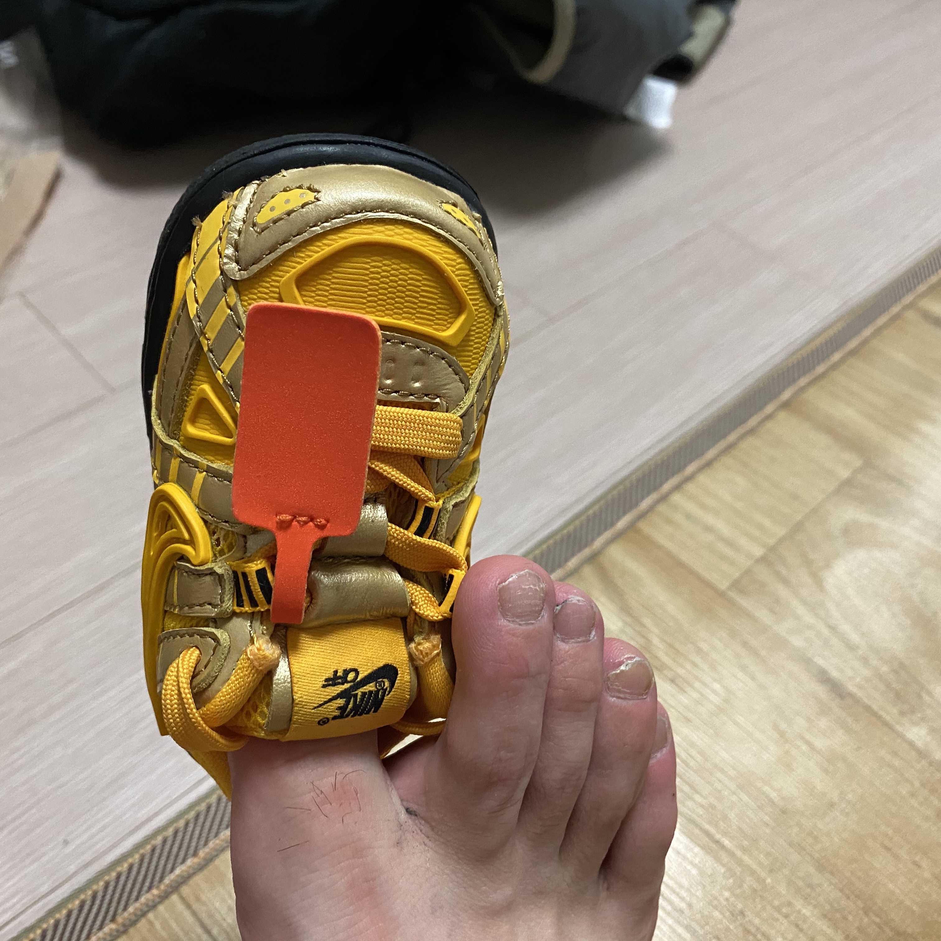 (TD) Nike x Off-White Air Rubber Dunk University Gold 착용 스타일 - 3