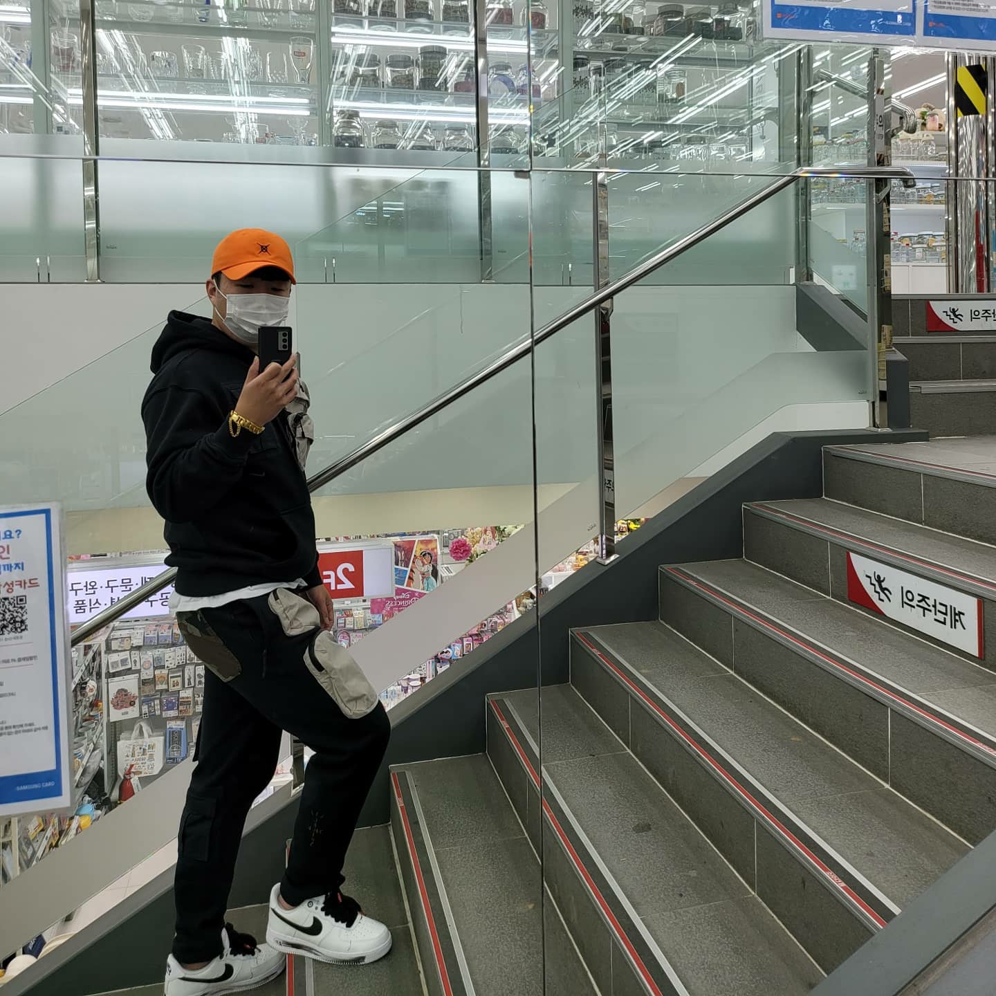 Nike x Peaceminusone Air Force 1 Low Para-Noise 2.0, Nike x Travis Scott NRG AG Utility Hoodie Black 착용 스타일 - 1