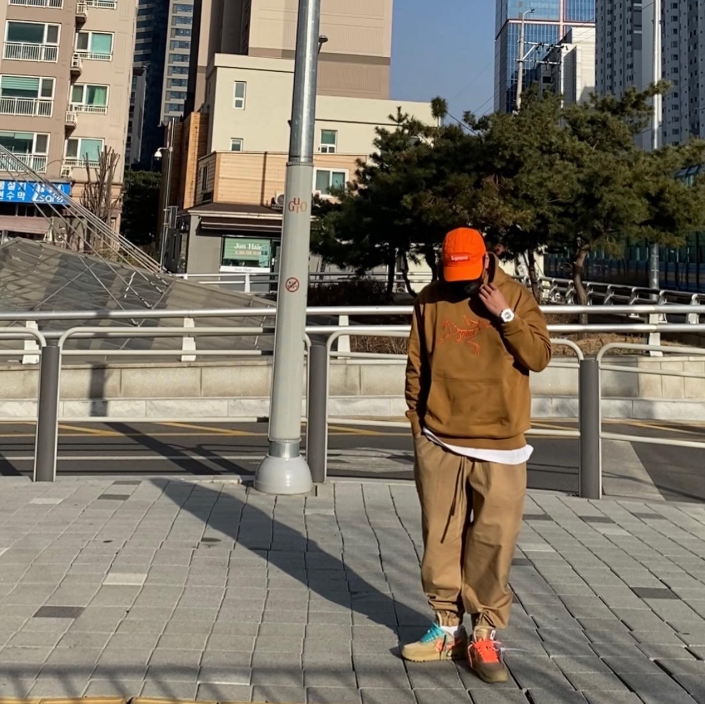 Nike x Off-White Air Max 90 V2 Desert Ore, Palace x Arc'teryx Hood Brown - 20FW 착용 스타일 - 2