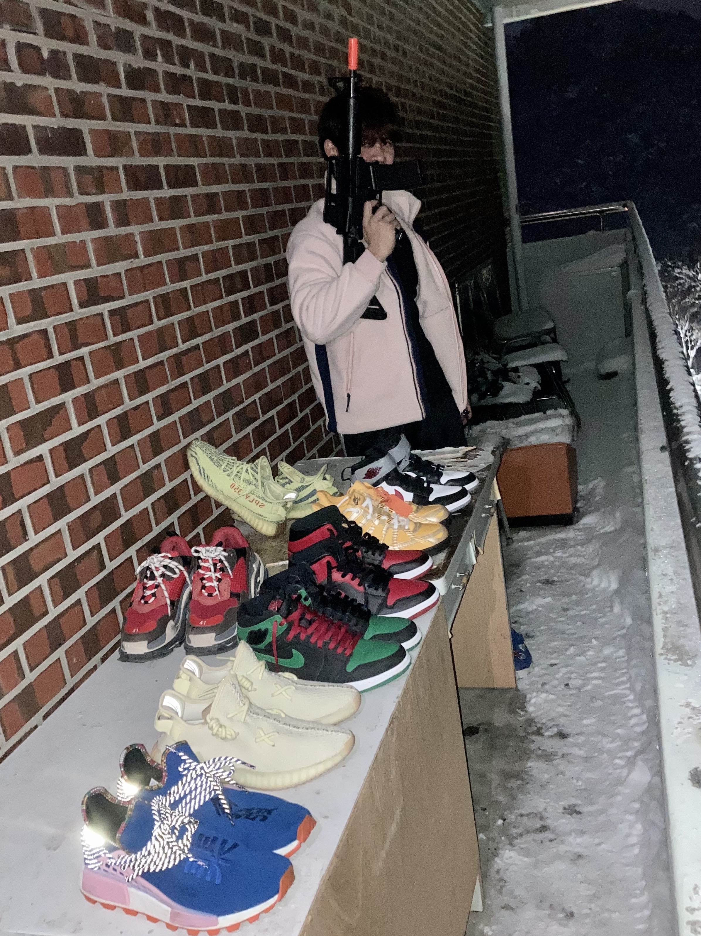 Adidas Yeezy Boost 350 V2 Butter, Adidas x Pharrell Williams Hu NMD Inspiration Pack Powder Blue 착용 스타일