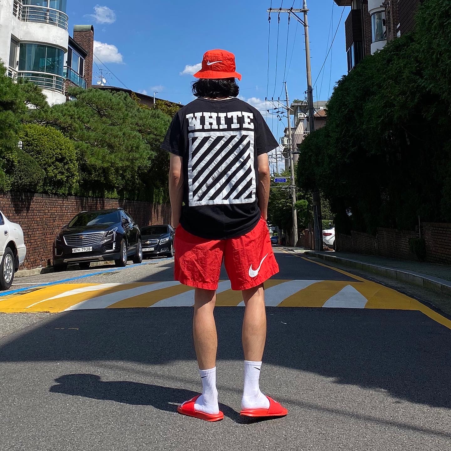 Nike x Stussy Benassi Slide Habanero Red, Nike x Stussy Bucket Hat Habanero Red 착용 스타일 - 1