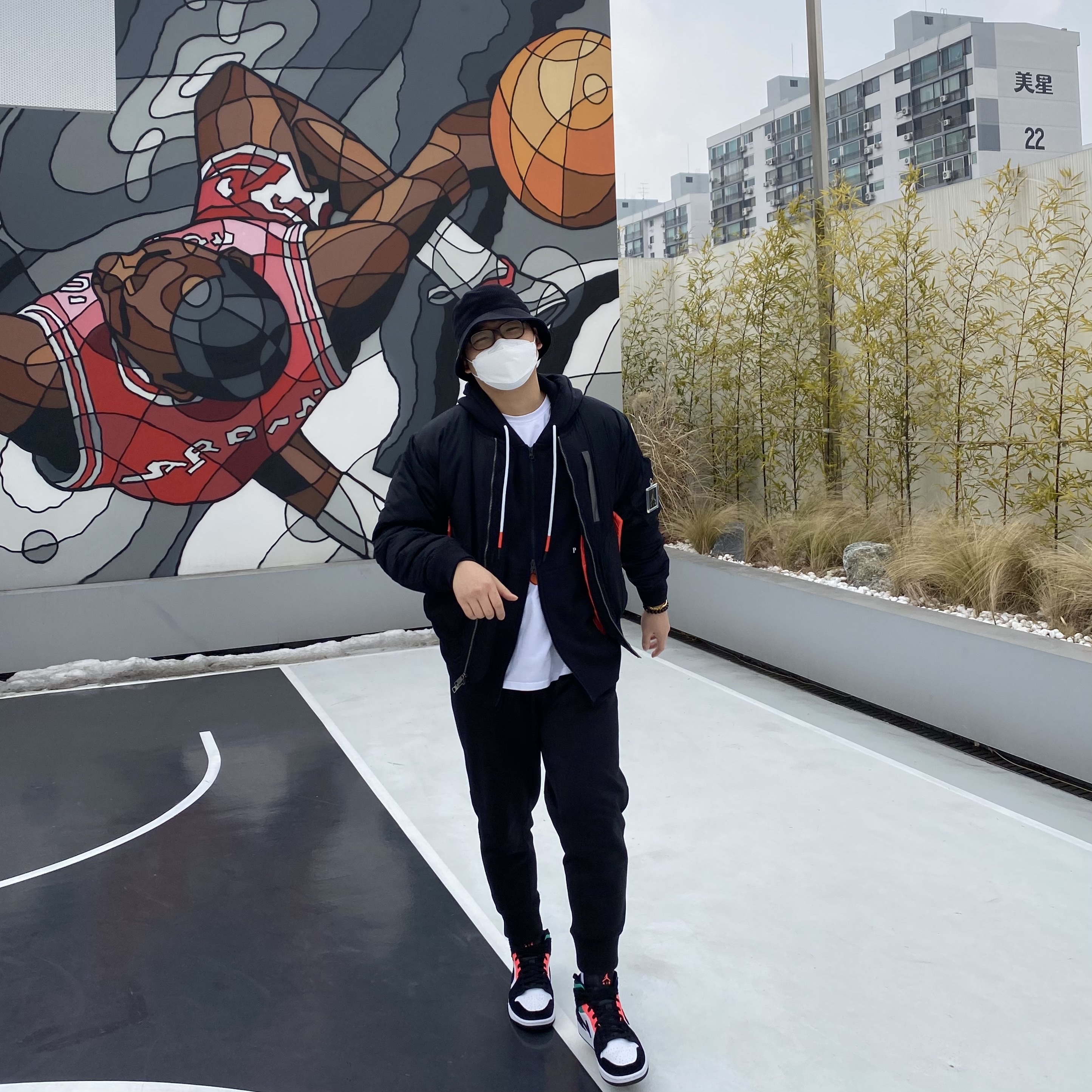 Jordan 1 Mid SE South Beach, Adidas Yeezy Boost 350 V2 Zebra 2017/2019/2020 착용 스타일 - 1