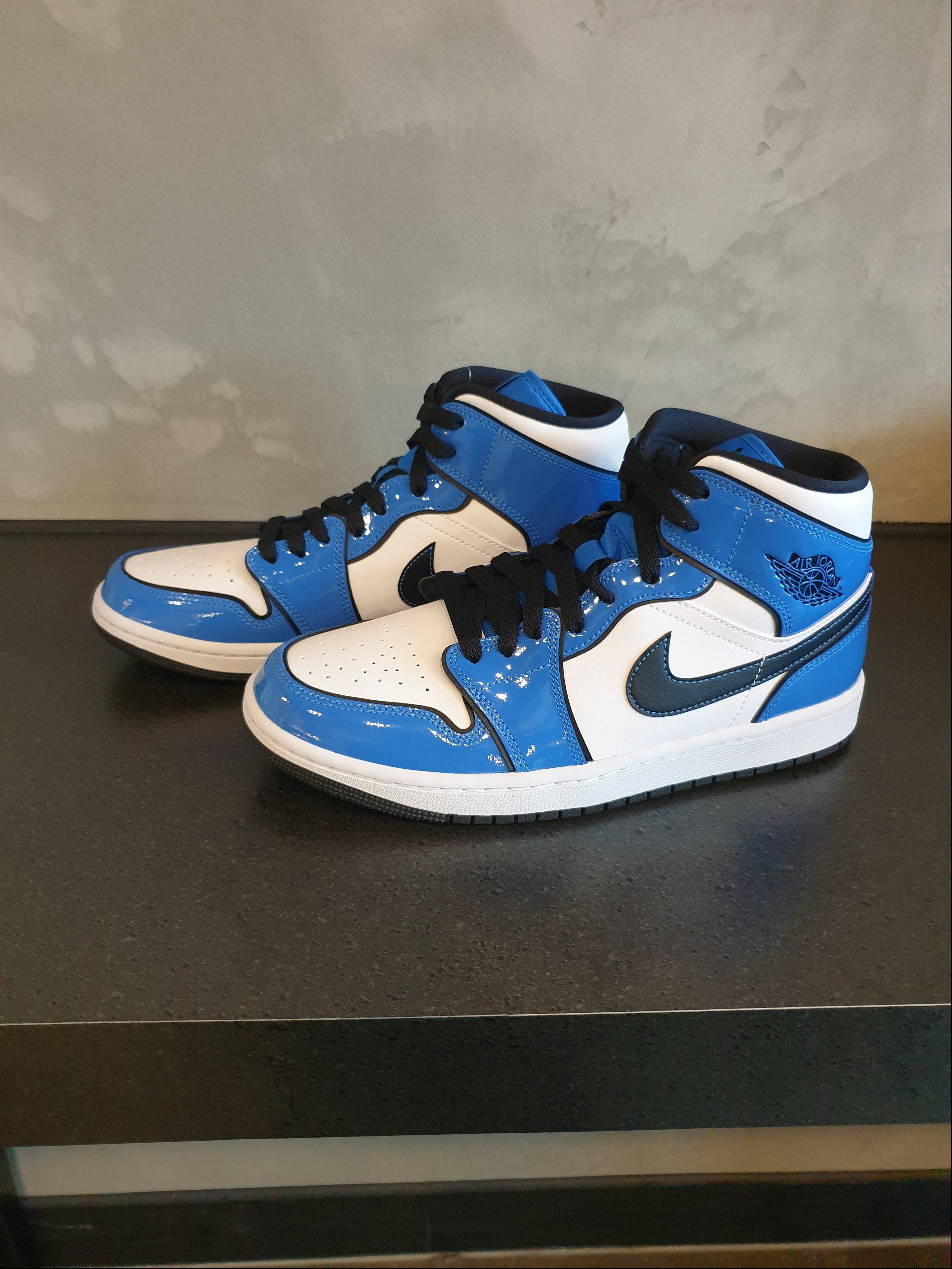 Jordan 1 Mid SE Signal Blue 착용 스타일