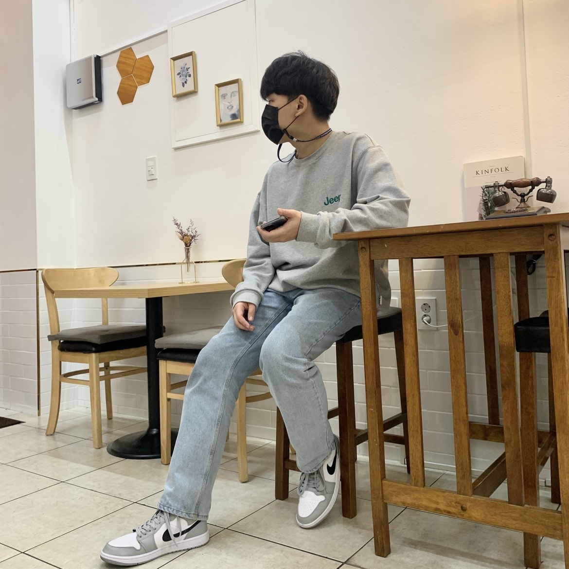 Jordan 1 Mid Light Smoke Grey 착용 스타일