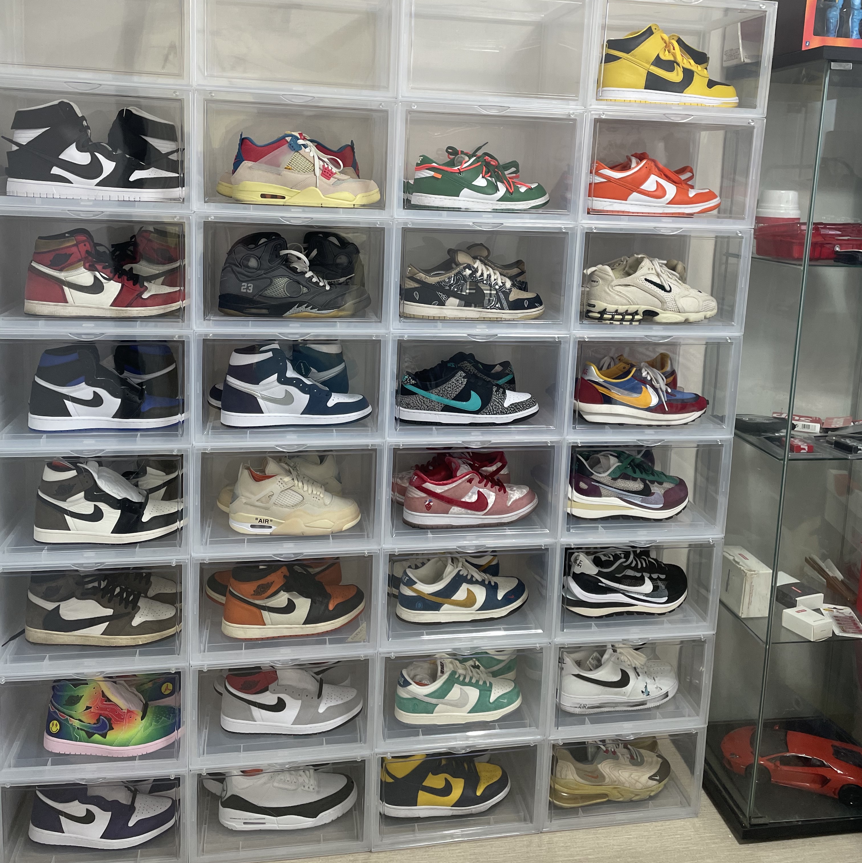 Jordan 1 x Travis Scott Retro High OG SP Mocha, Nike x Sacai VaporWaffle Black White 착용 스타일