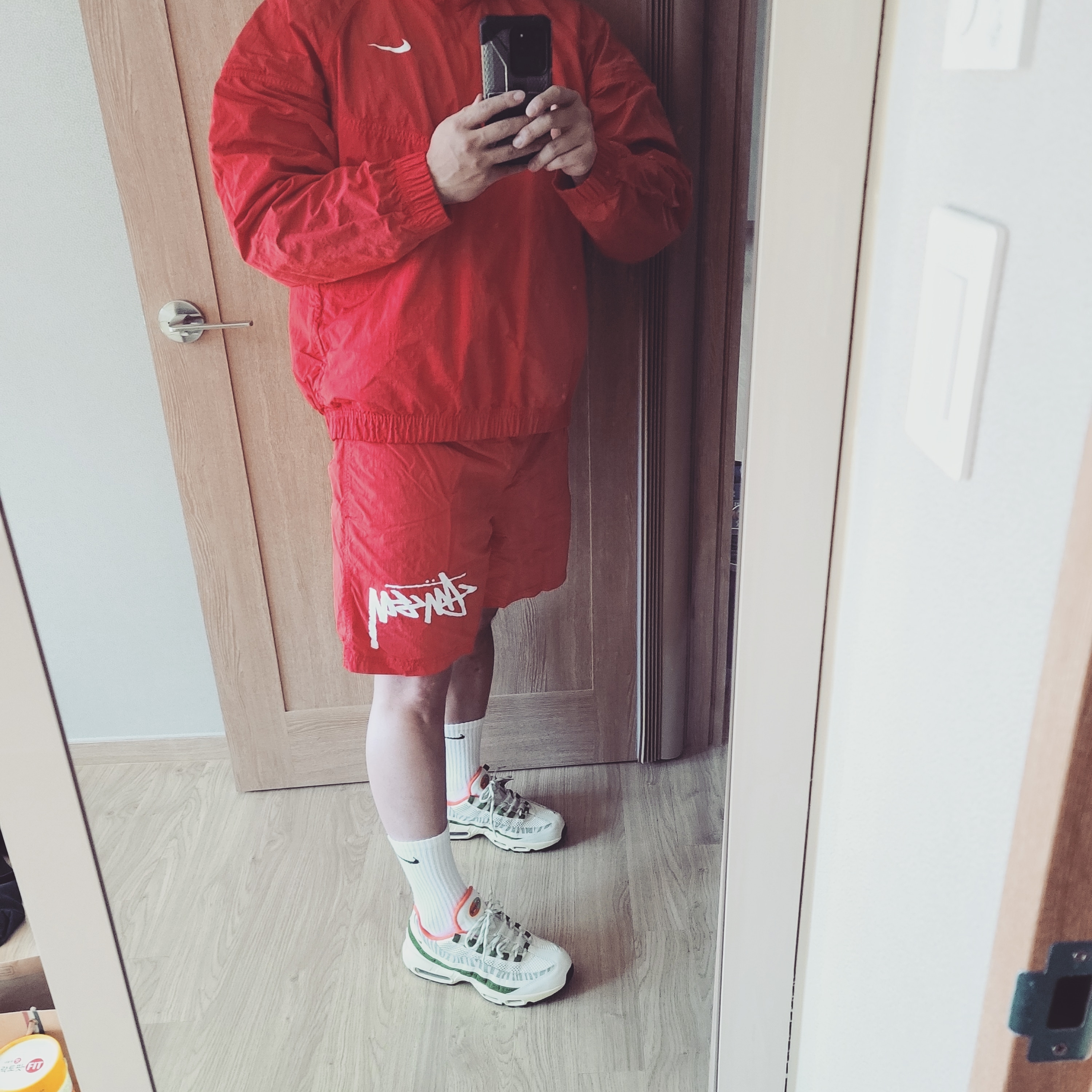 Nike x Stussy Windrunner Jacket Habanero Red, Nike x Stussy Water Shorts Habanero Red 착용 스타일