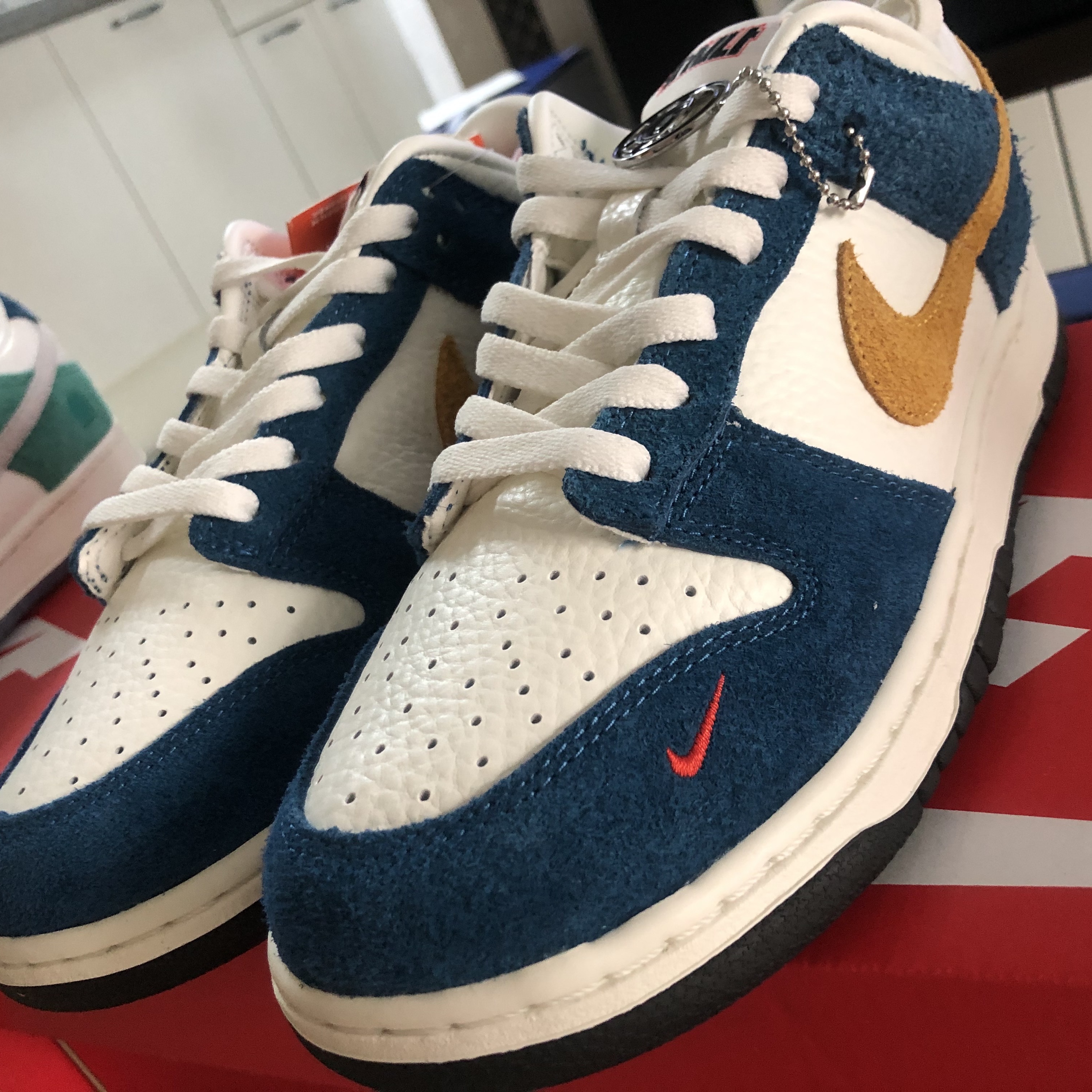 Nike x Kasina Dunk Low Road Sign - Kasina Exclusive, Nike x Kasina Dunk Low 80's Bus 착용 스타일 - 2