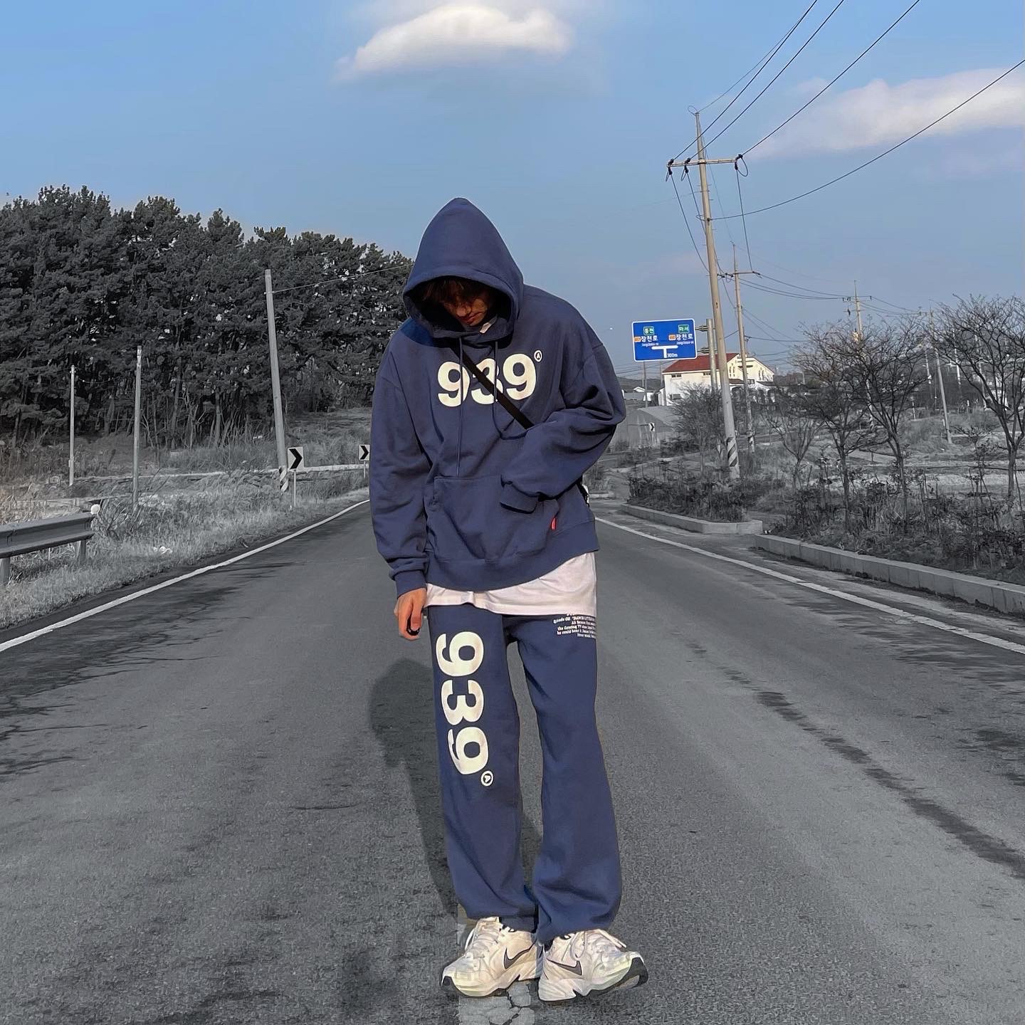 Nike Air Monarch IV White Navy 착용 스타일 - 1