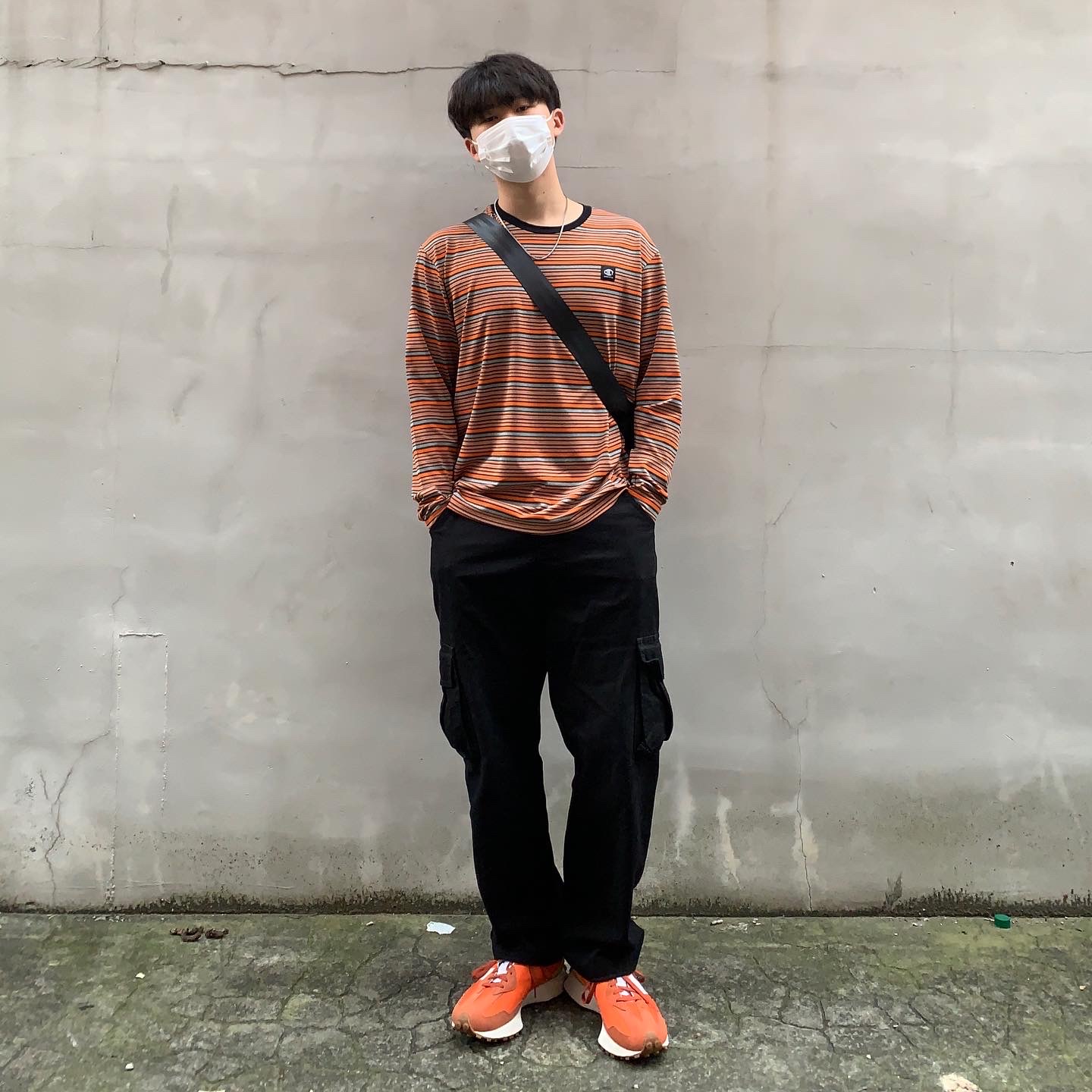 New Balance 327 Orange 착용 스타일 - 2