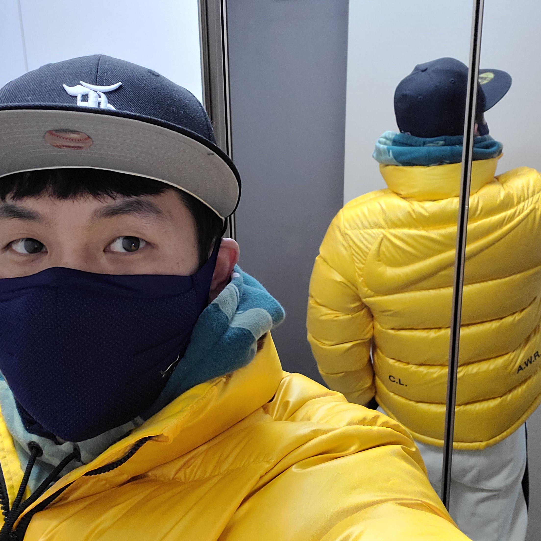 (W) Nike x Off-White Vapor Street Tour Yellow, Nike x Drake Nocta Puffer Jacket University Gold - Asia 착용 스타일 - 3