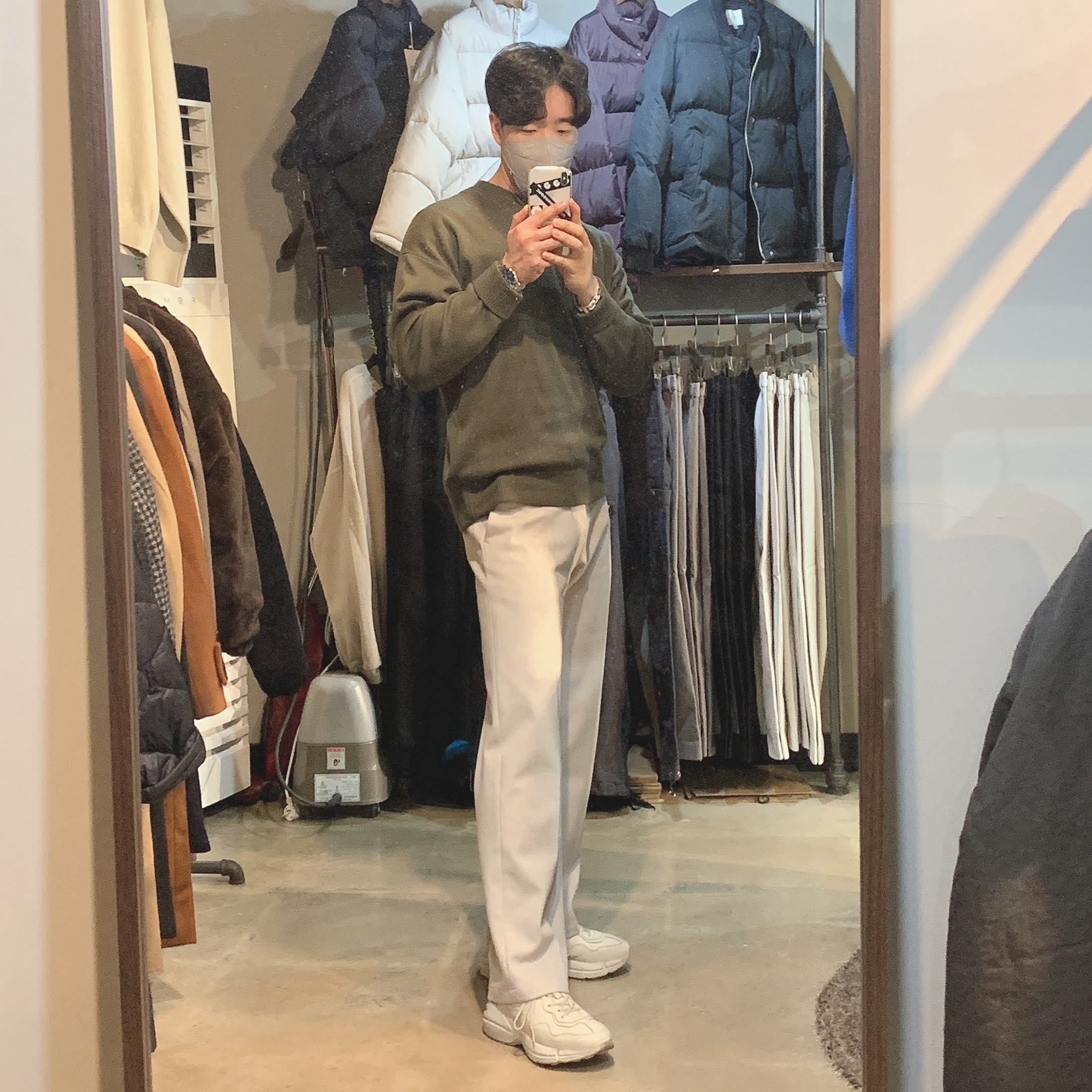 Gucci Rhyton Leather Sneakers Distressed Ivory 착용 스타일