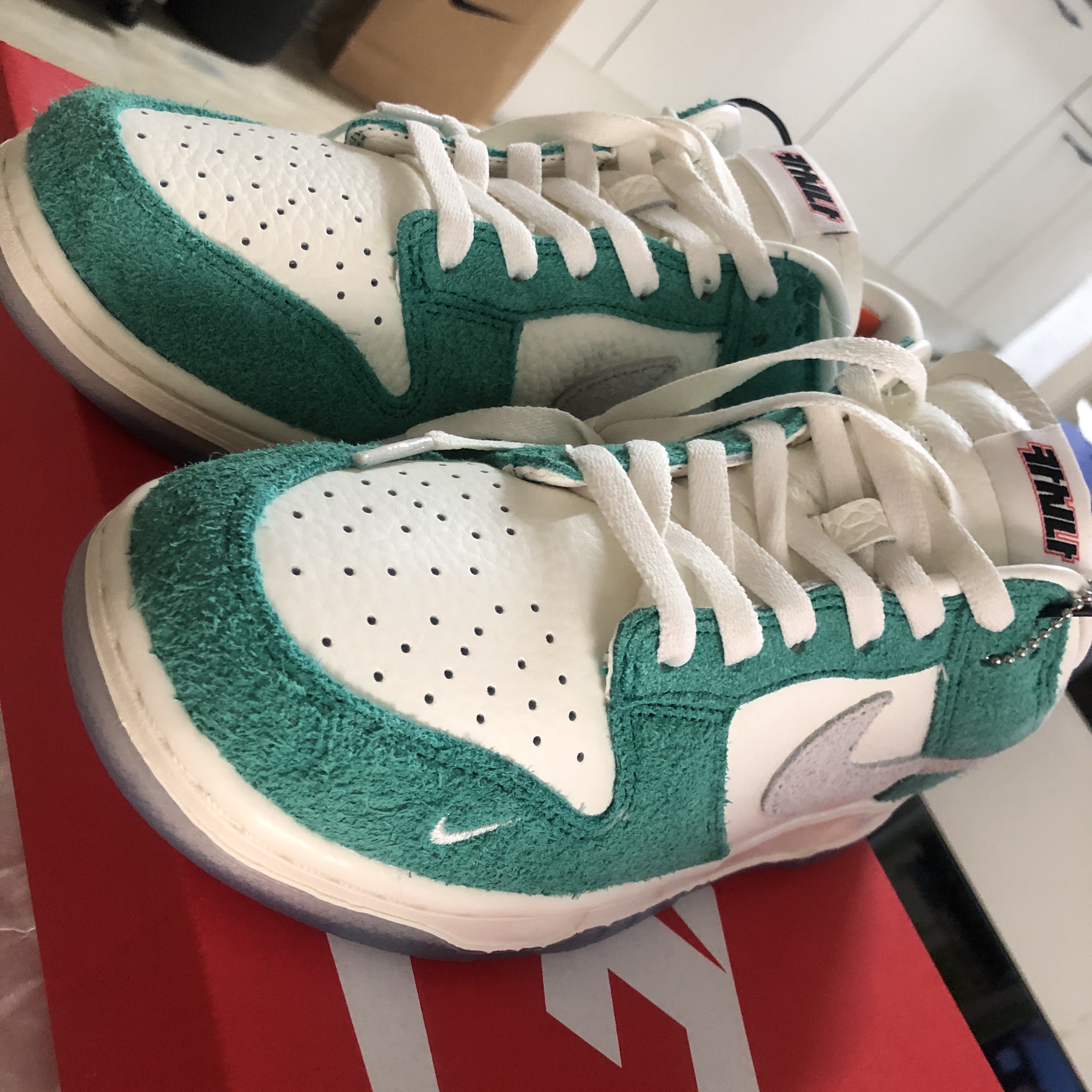 Nike x Kasina Dunk Low Road Sign - Kasina Exclusive, Nike x Kasina Dunk Low 80's Bus 착용 스타일 - 1