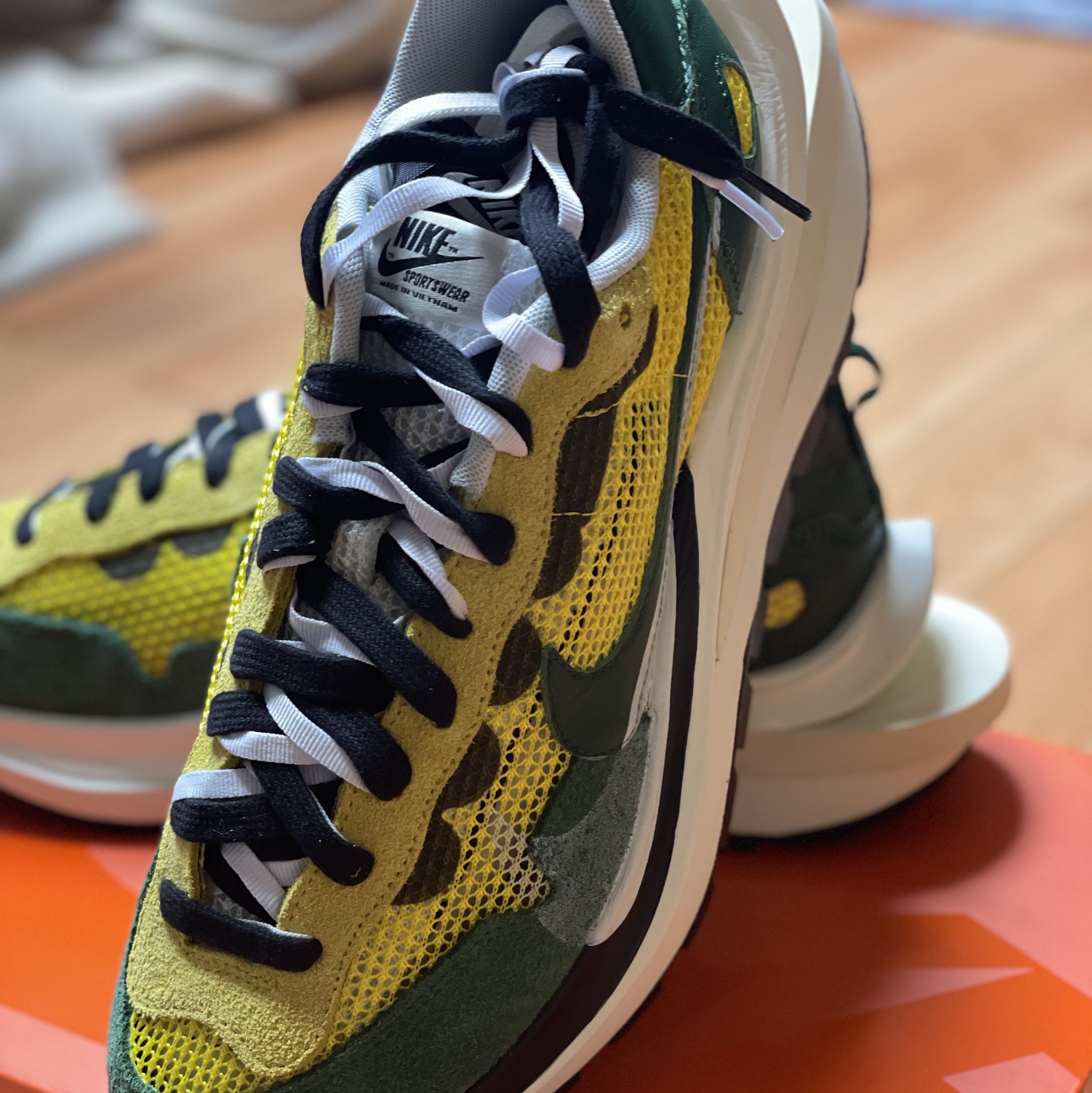 Nike x Sacai VaporWaffle Tour Yellow & Gorge Green Sail 착용 스타일 - 2