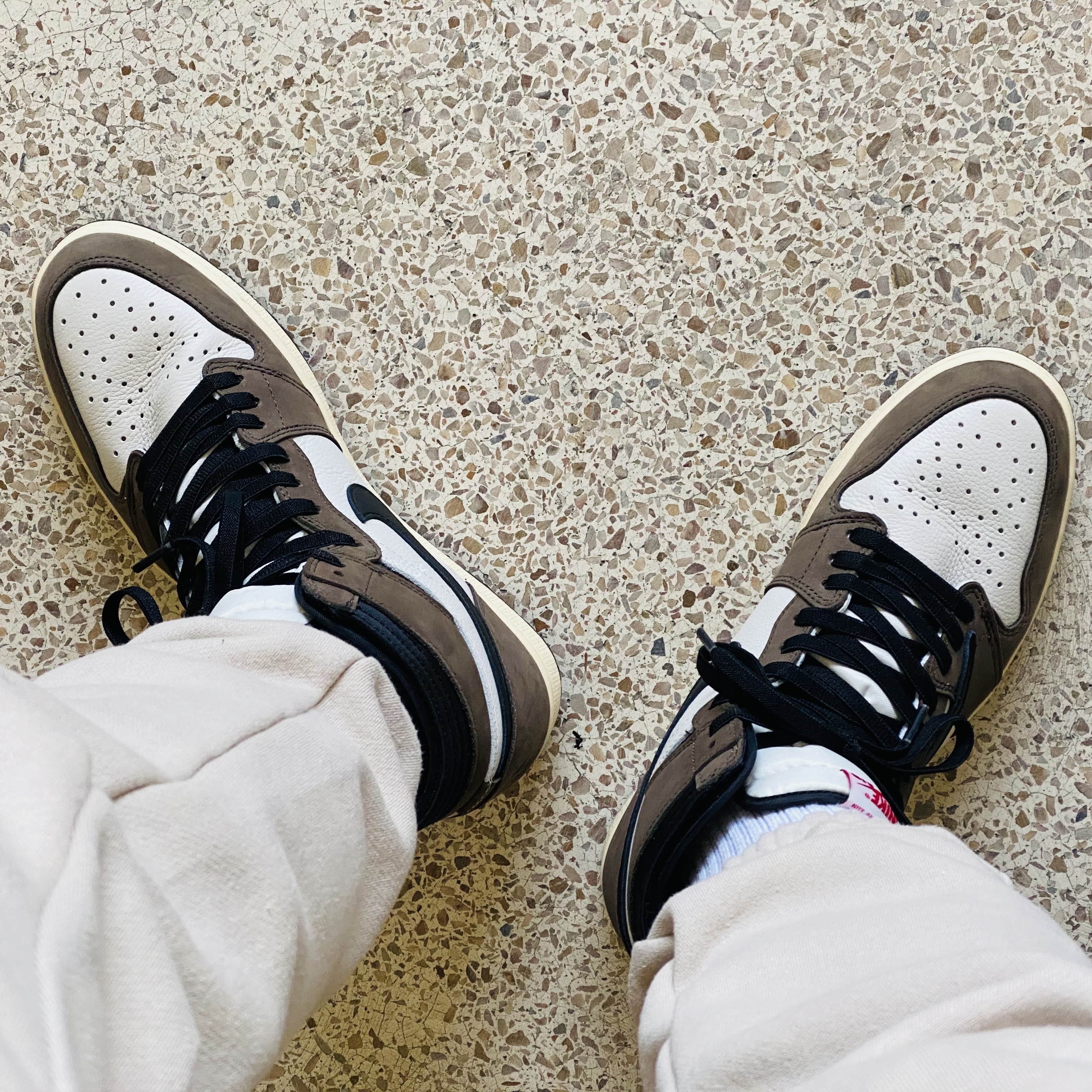Jordan 1 x Travis Scott Retro High OG SP Mocha 착용 스타일 - 2
