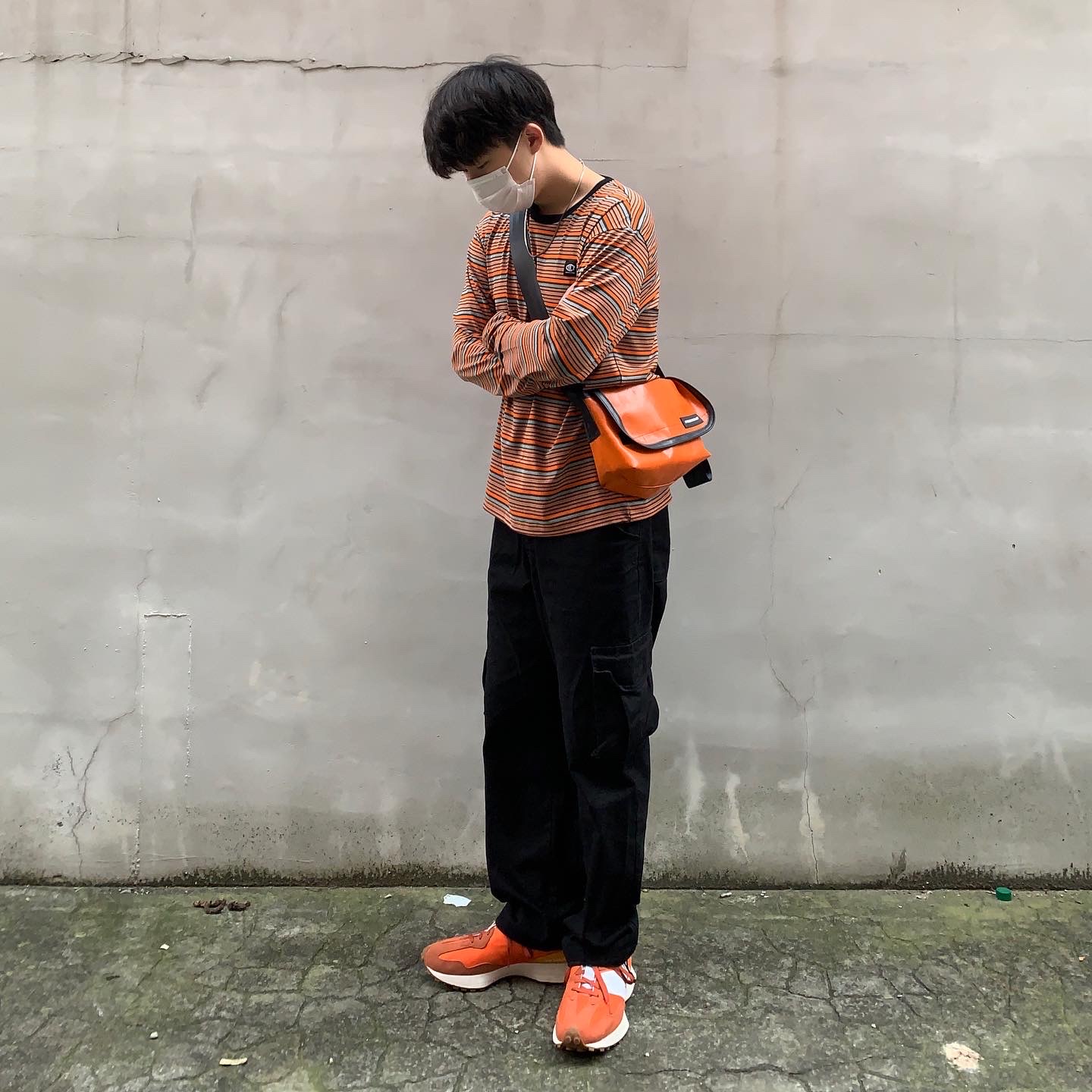 New Balance 327 Orange 착용 스타일 - 1