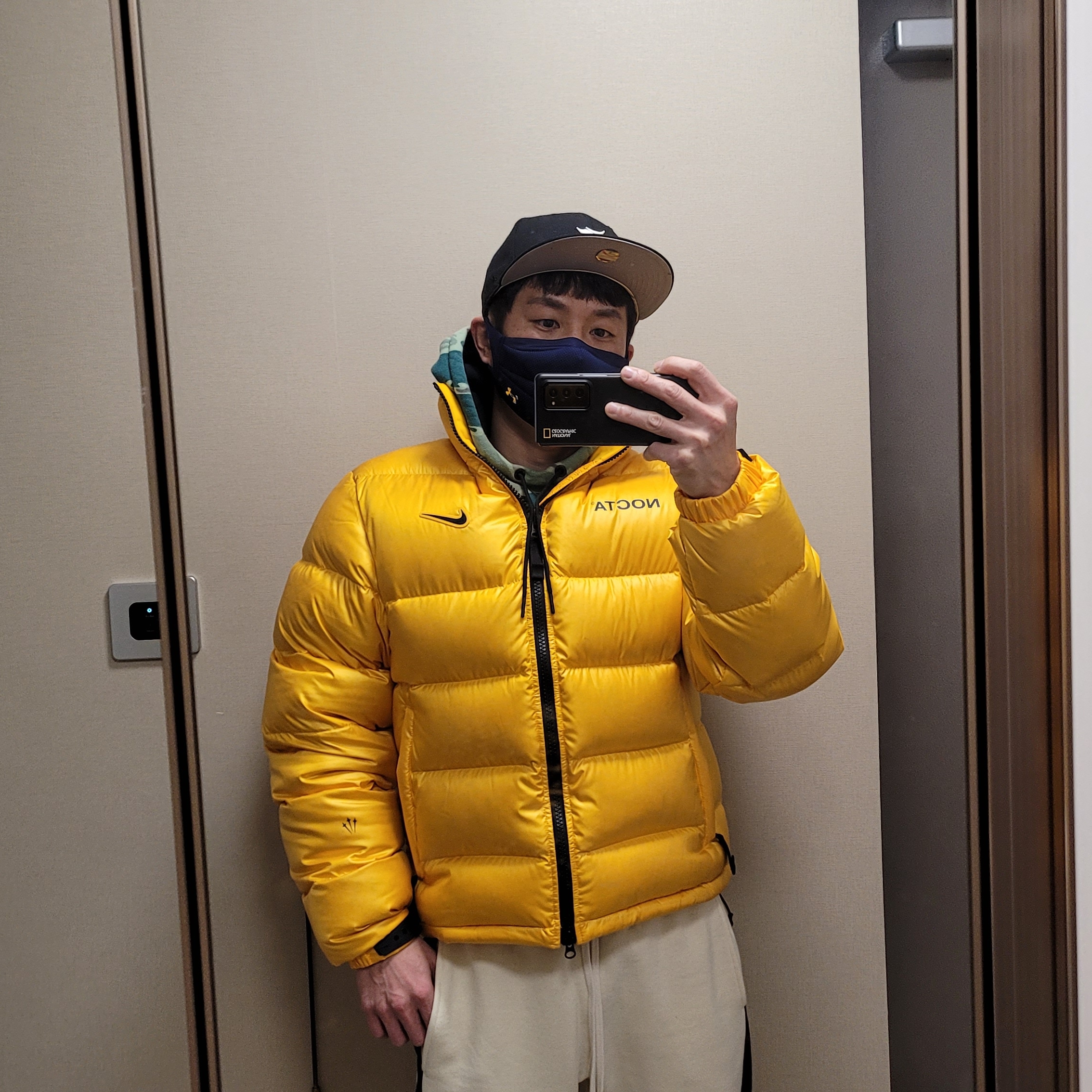 (W) Nike x Off-White Vapor Street Tour Yellow, Nike x Drake Nocta Puffer Jacket University Gold - Asia 착용 스타일 - 4