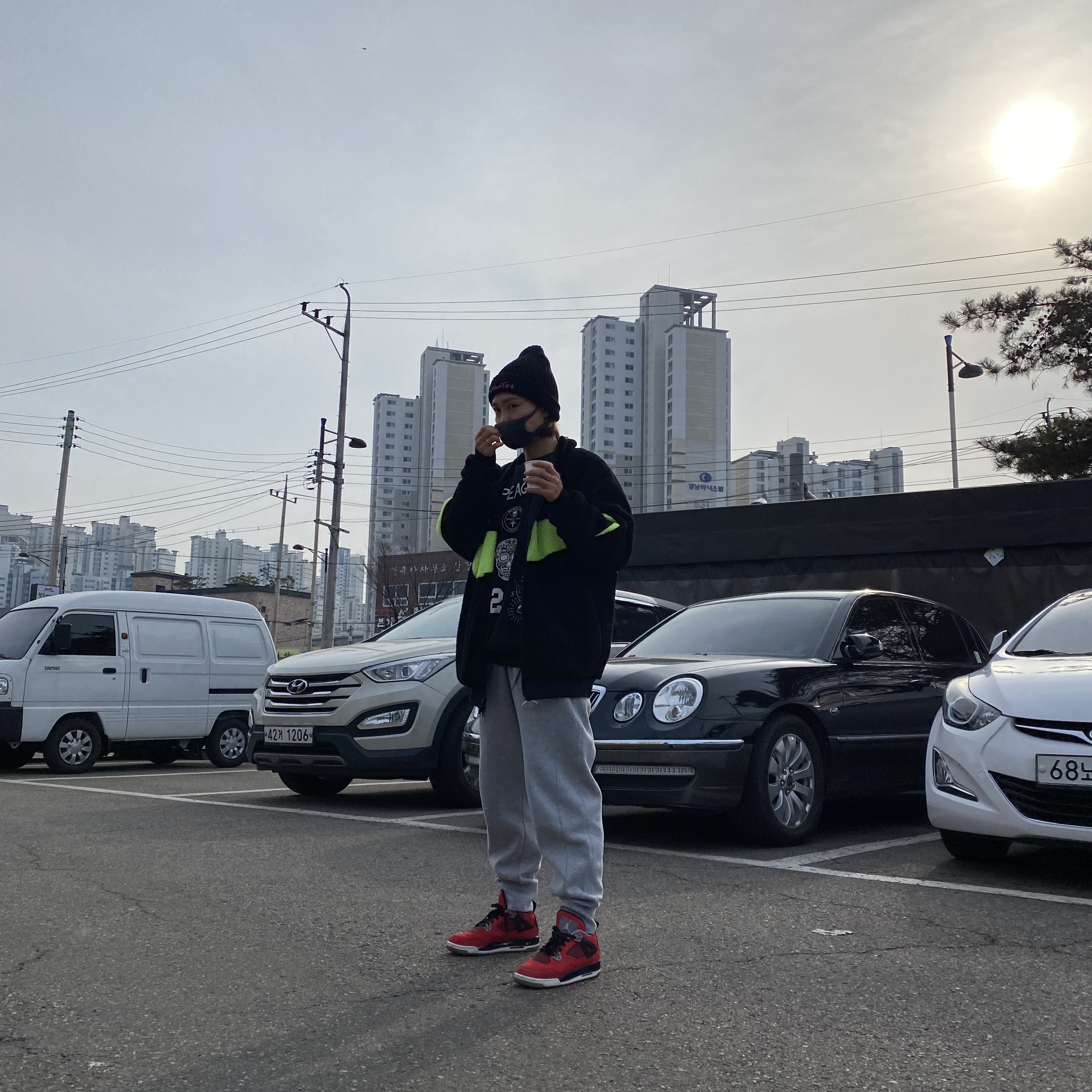 (GS) Jordan 4 Retro Toro Bravo, Nike Big Swoosh Full Zip Jacket Black Volt 착용 스타일