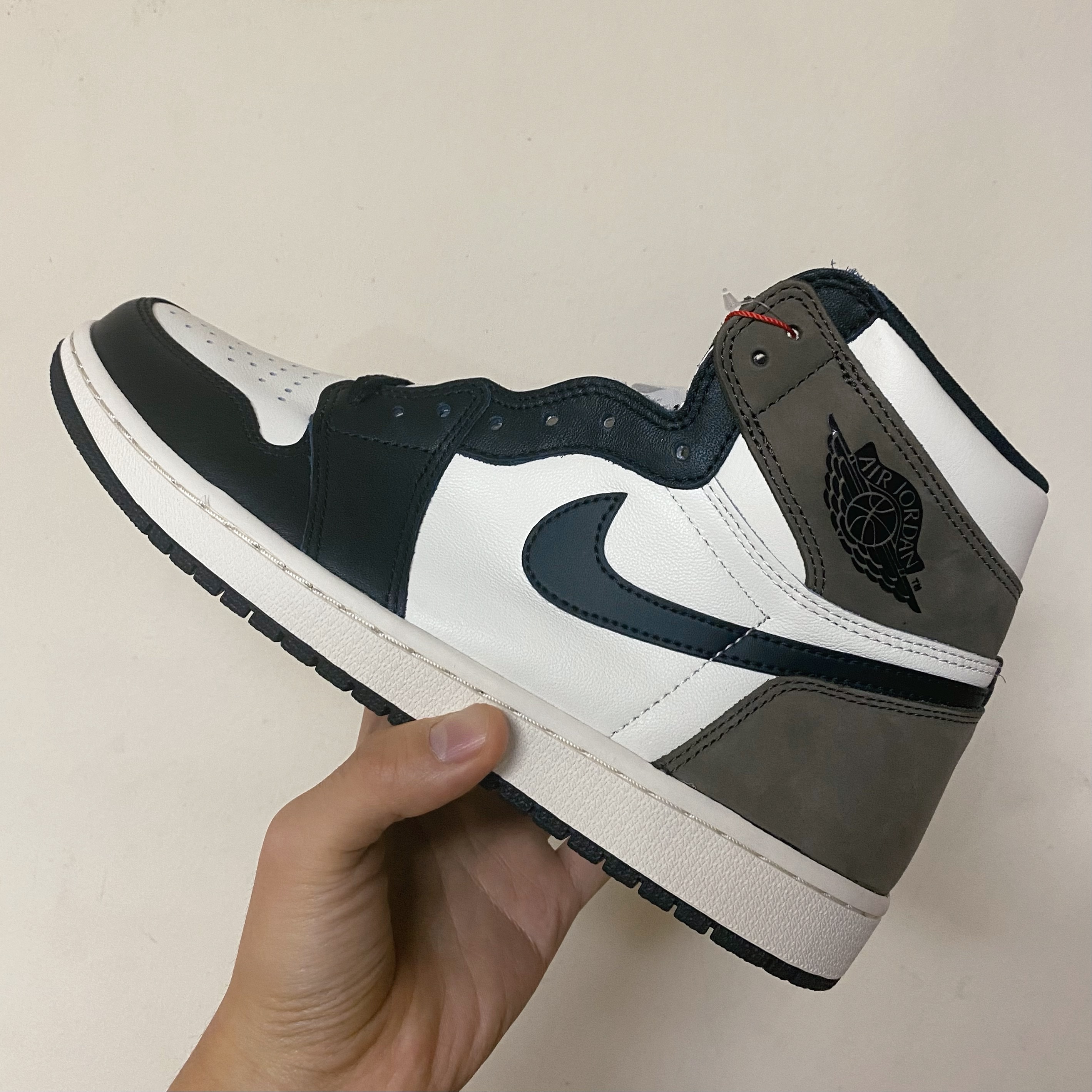 Jordan 1 Retro High OG Black Mocha 착용 스타일