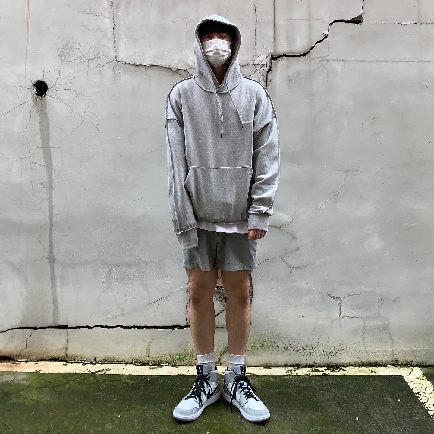 Jordan 1 Mid Light Smoke Grey 착용 스타일 - 2