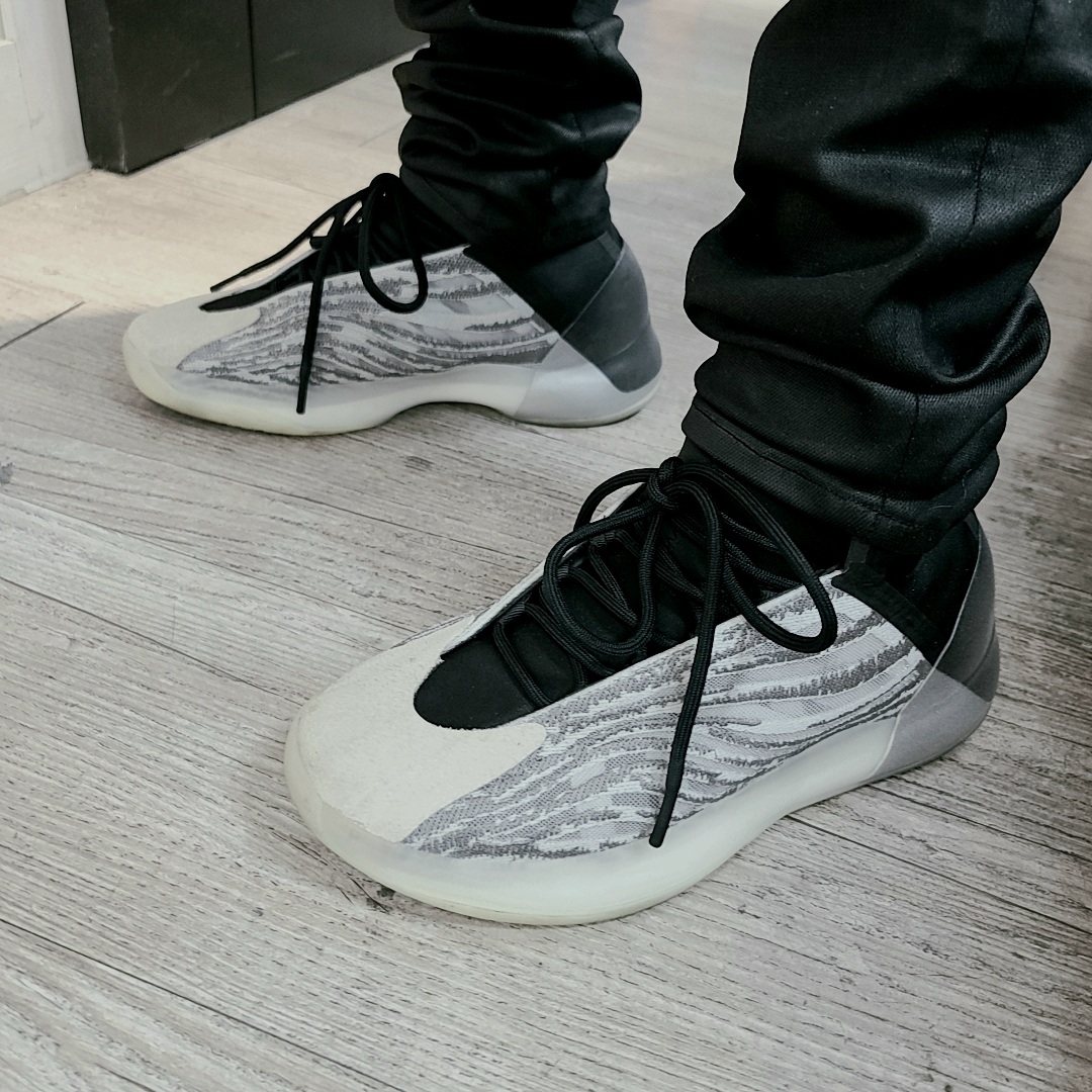 Adidas Yeezy QNTM Lifestyle 착용 스타일