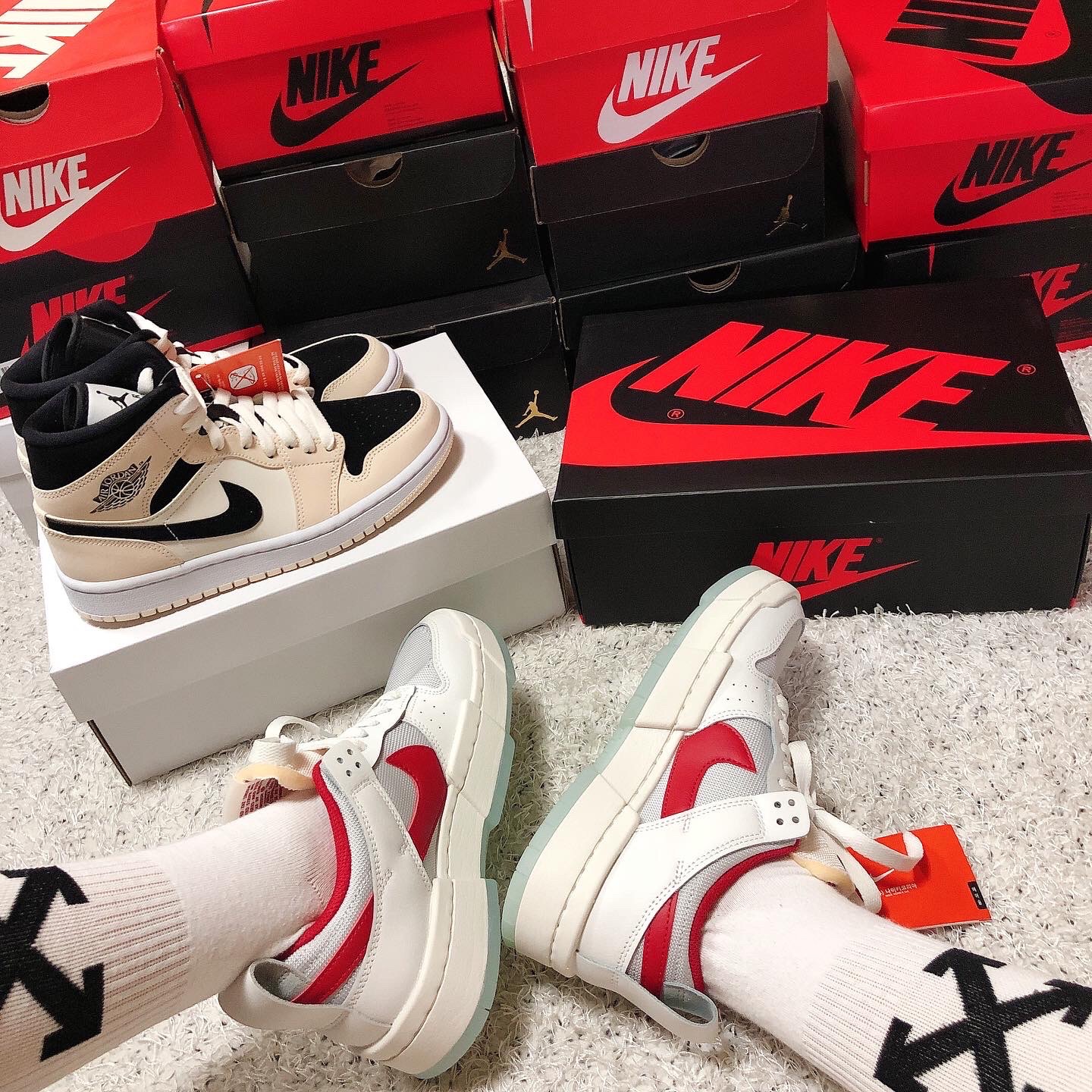 (W) Nike Dunk Low Disrupt Gym Red, (W) Jordan 1 Mid Barely Orange 착용 스타일