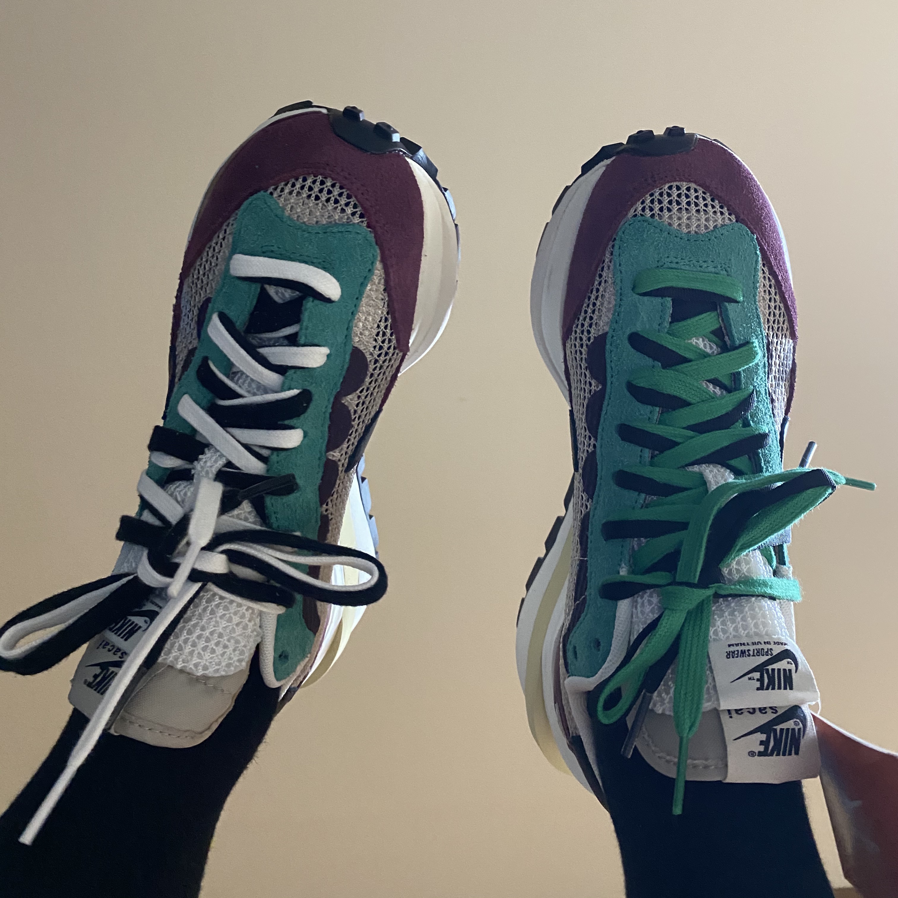 Nike x Sacai VaporWaffle String & Black Villain Red 착용 스타일 - 2