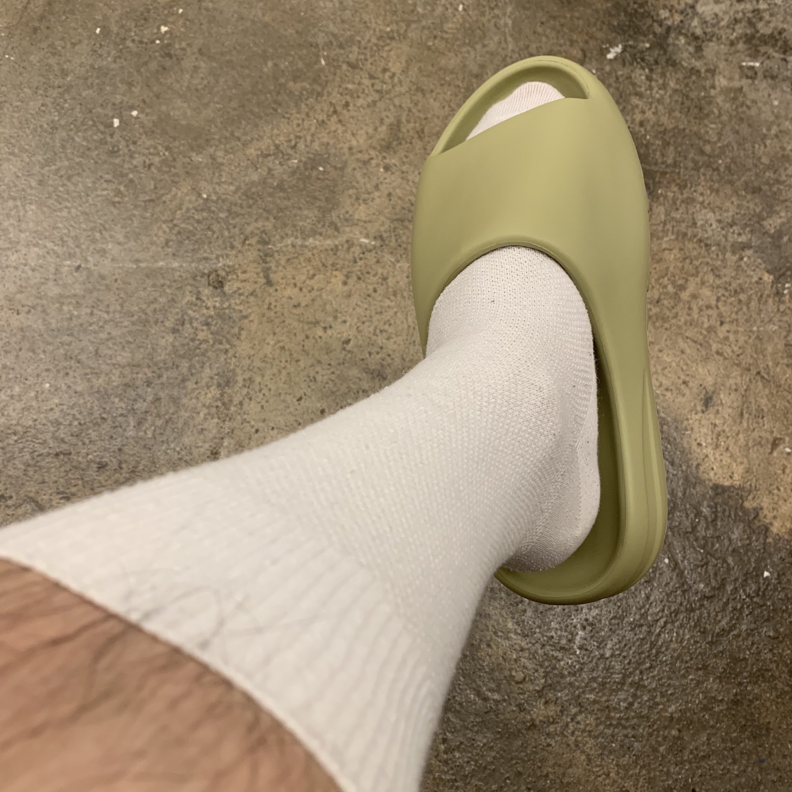 Adidas Yeezy Slide Resin 착용 스타일 - 2