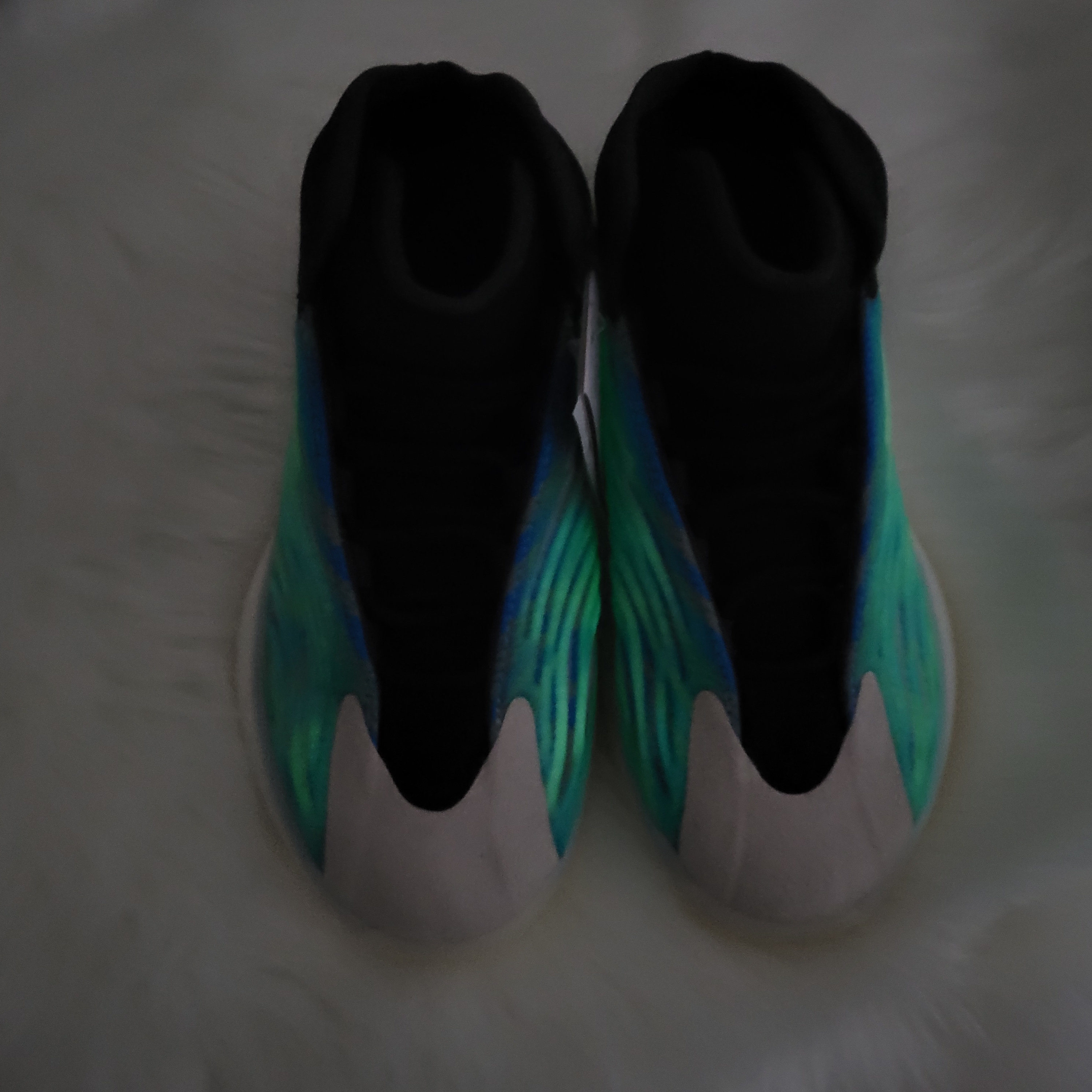 Adidas Yeezy QNTM Frozen Blue 착용 스타일 - 2