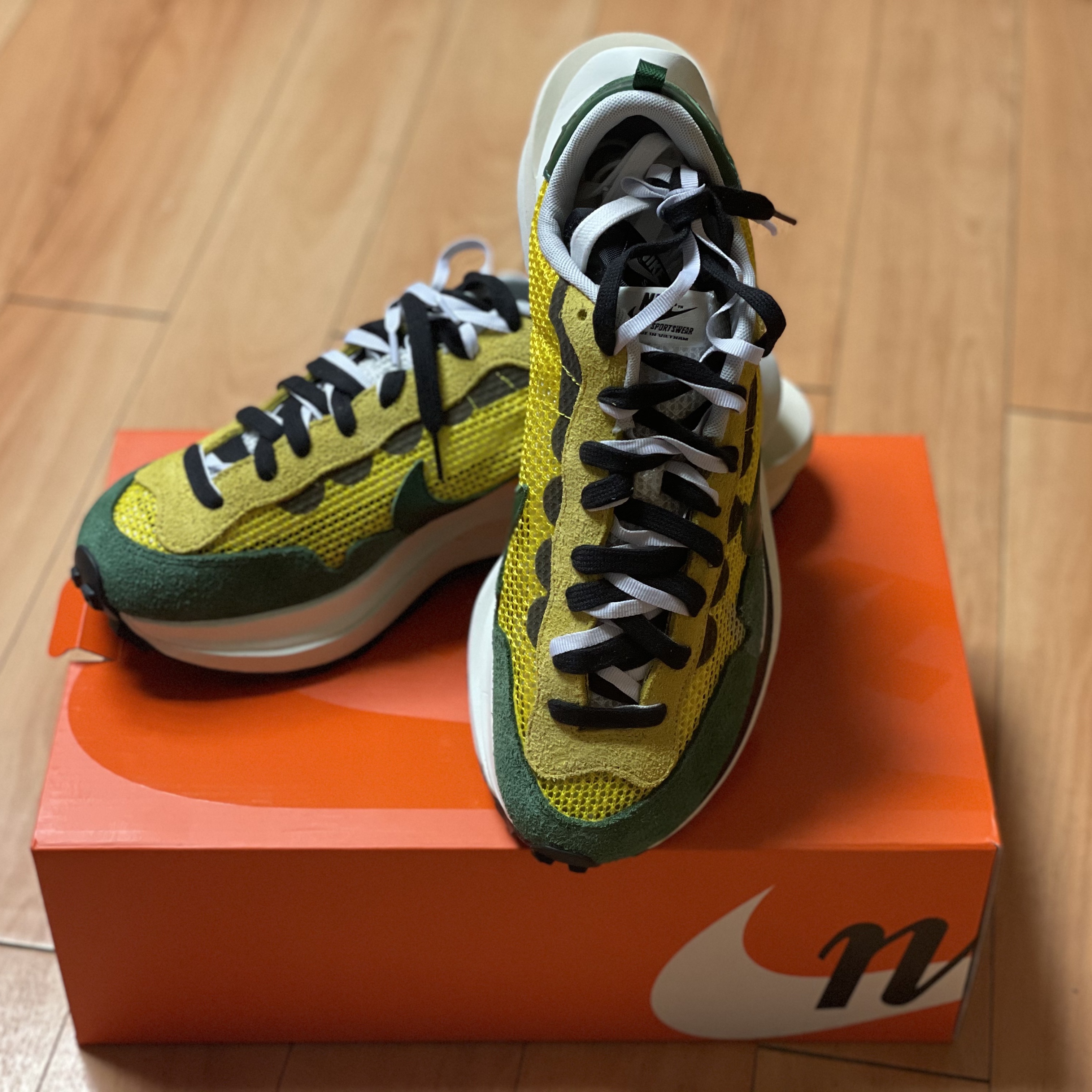 Nike x Sacai VaporWaffle Tour Yellow & Gorge Green Sail 착용 스타일 - 3