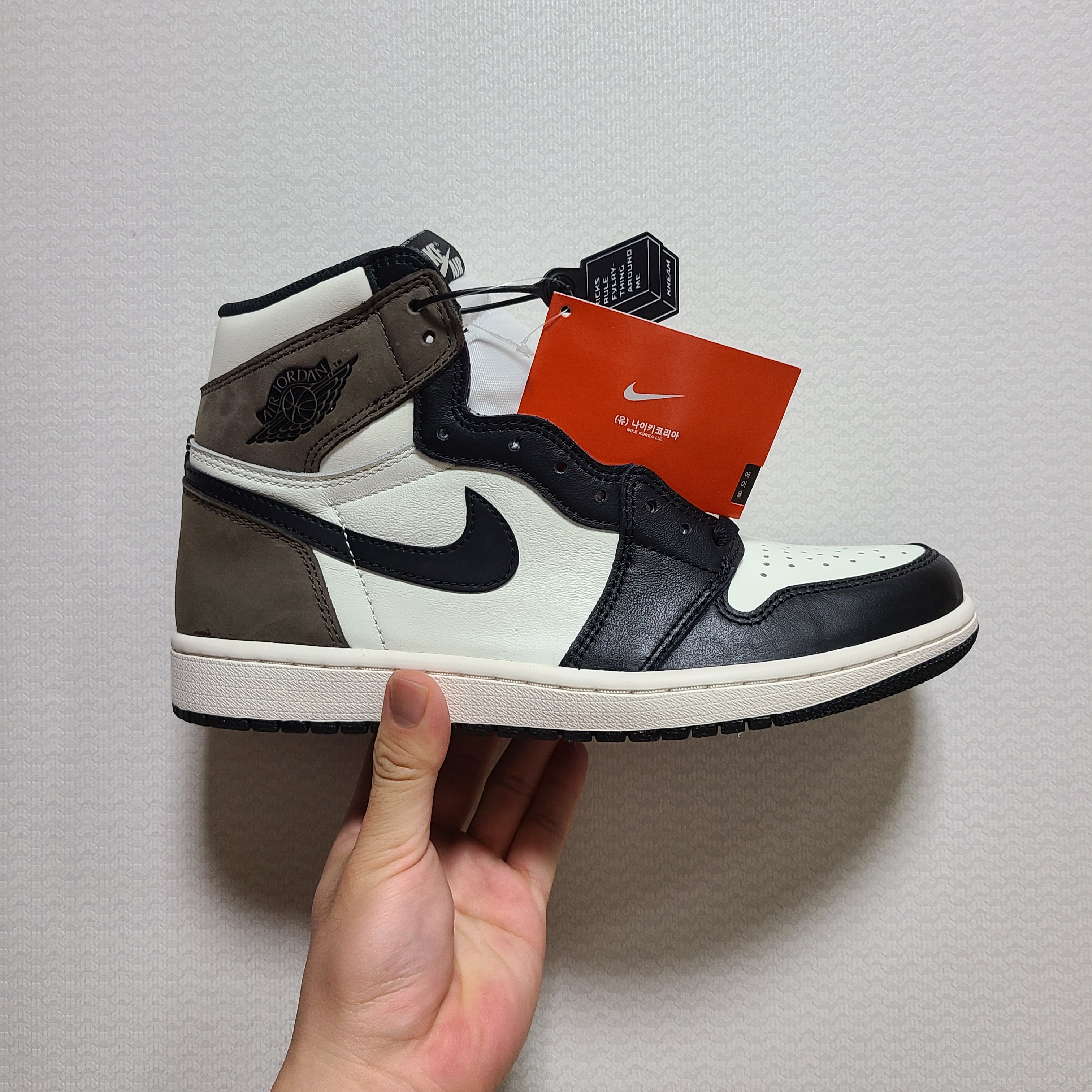 Jordan 1 Retro High OG Black Mocha 착용 스타일