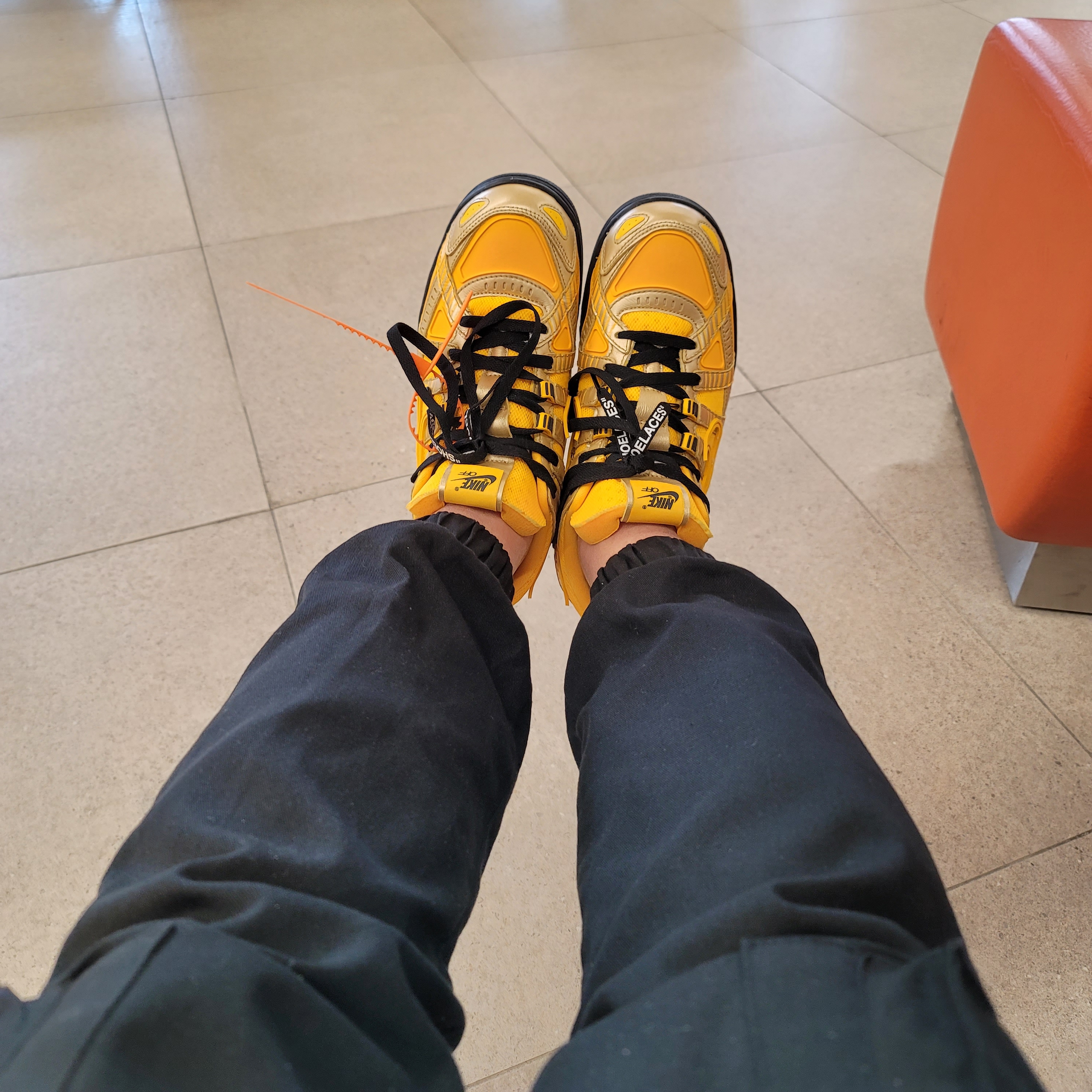 Nike x Off-White Air Rubber Dunk University Gold 착용 스타일