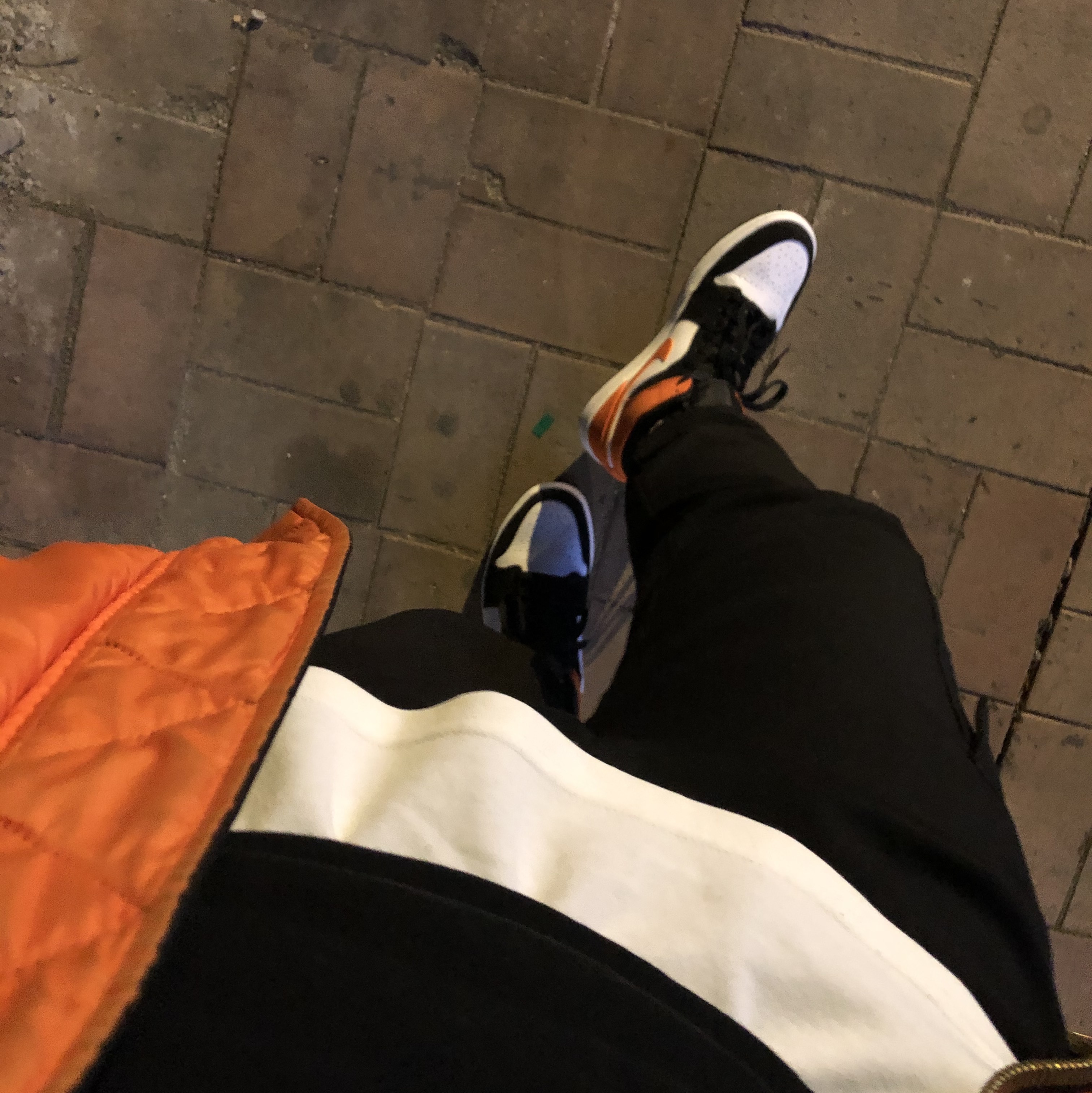 Jordan 1 Mid Shattered Backboard 착용 스타일