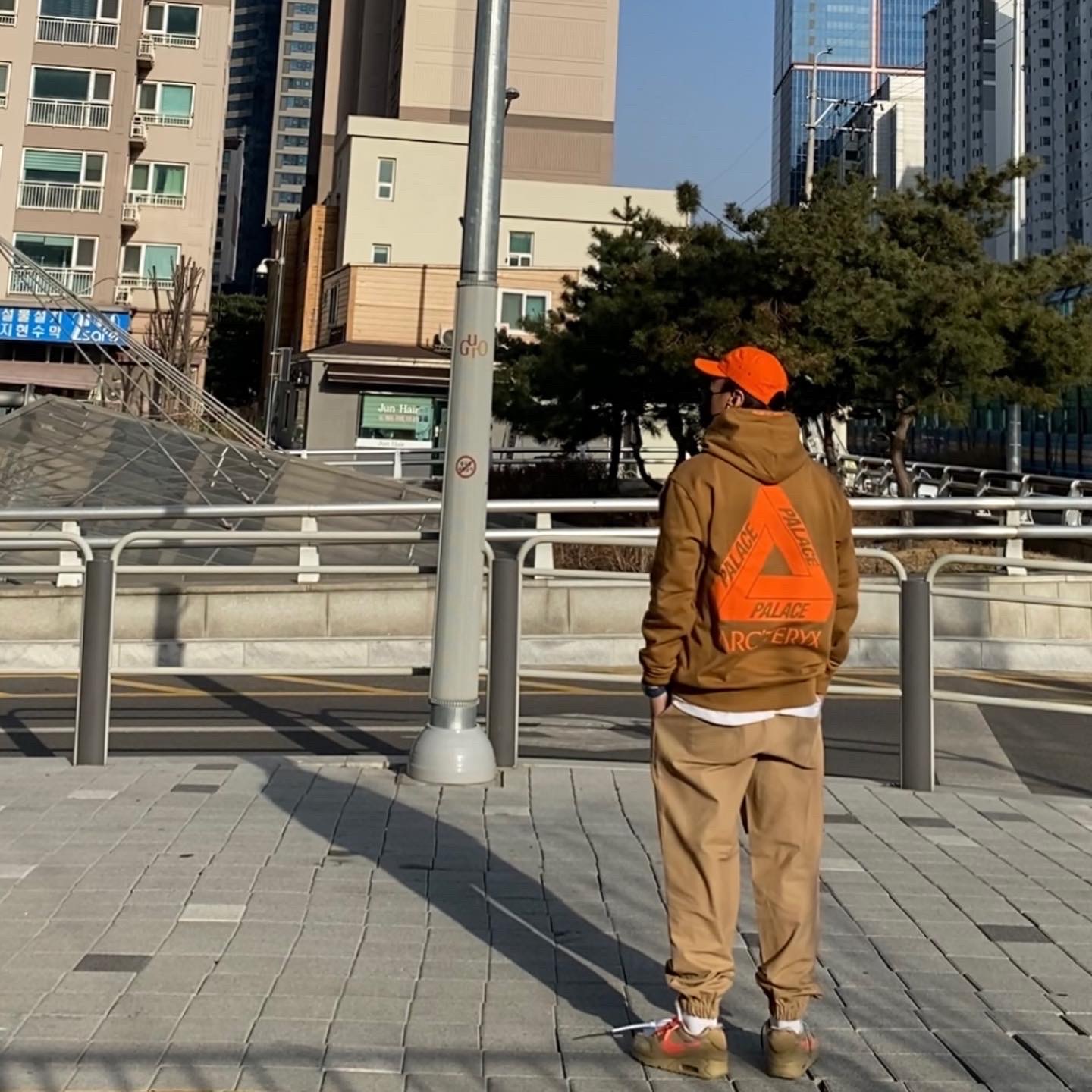 Nike x Off-White Air Max 90 V2 Desert Ore, Palace x Arc'teryx Hood Brown - 20FW 착용 스타일 - 3