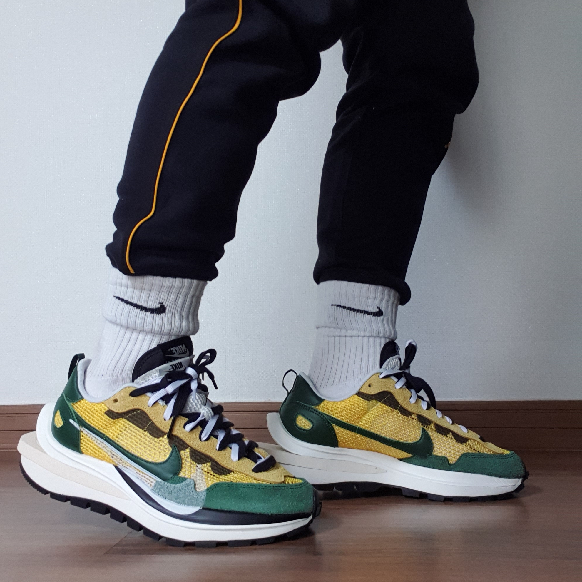 Nike x Sacai VaporWaffle Tour Yellow & Gorge Green Sail, Nike x Drake Nocta Fleece Pants Black - Asia 착용 스타일