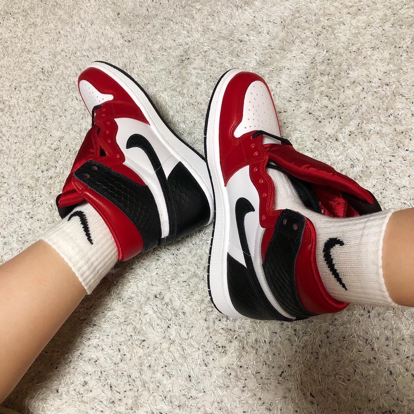 (W) Jordan 1 Retro High Satin Red 착용 스타일 - 1