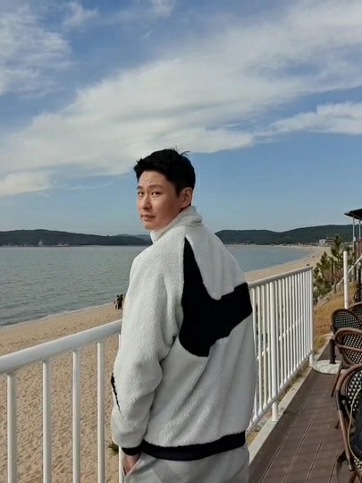Nike Big Swoosh Full Zip Jacket White Navy 착용 스타일